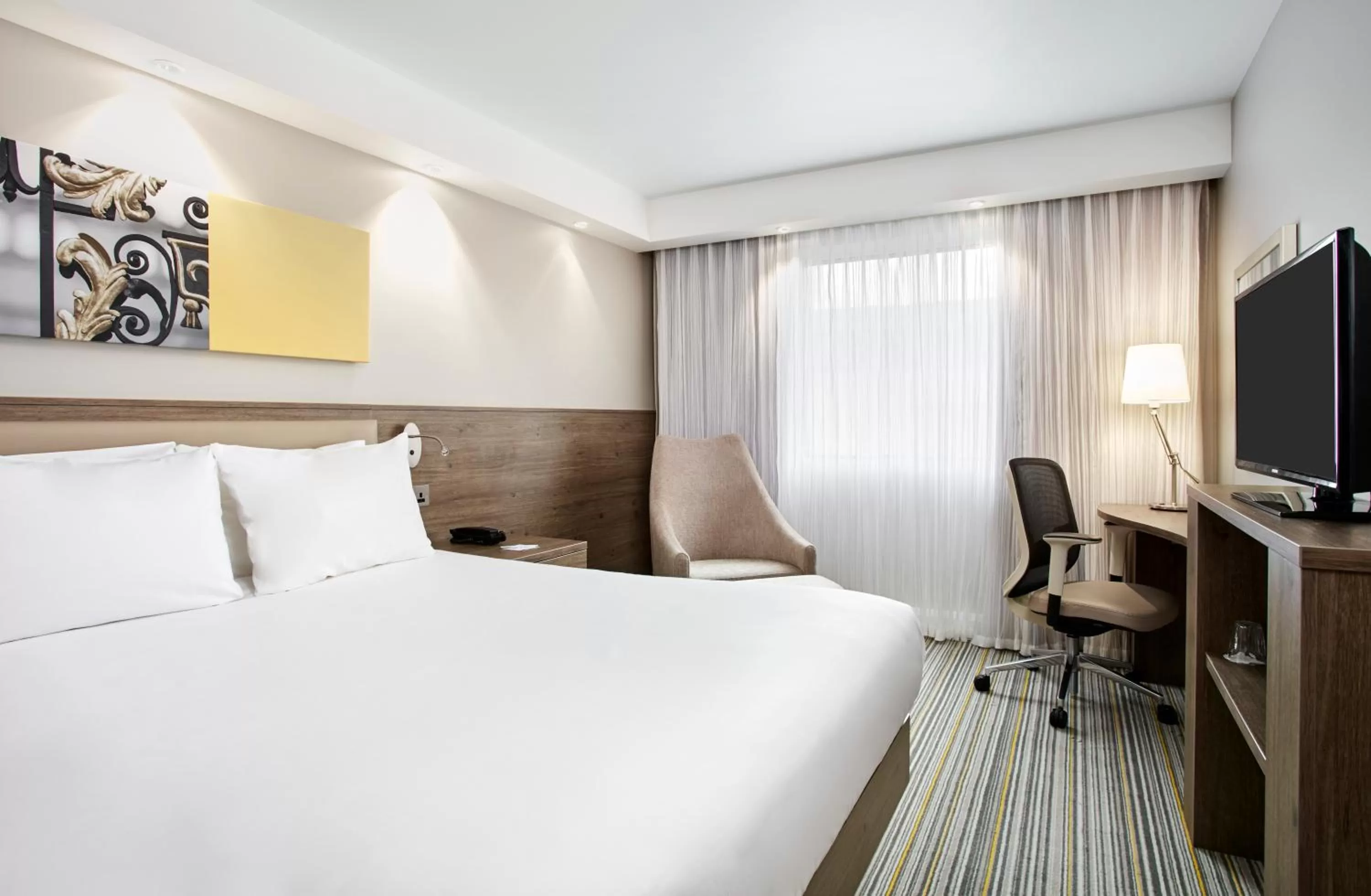 TV and multimedia, Bed in Hampton by Hilton Oxford