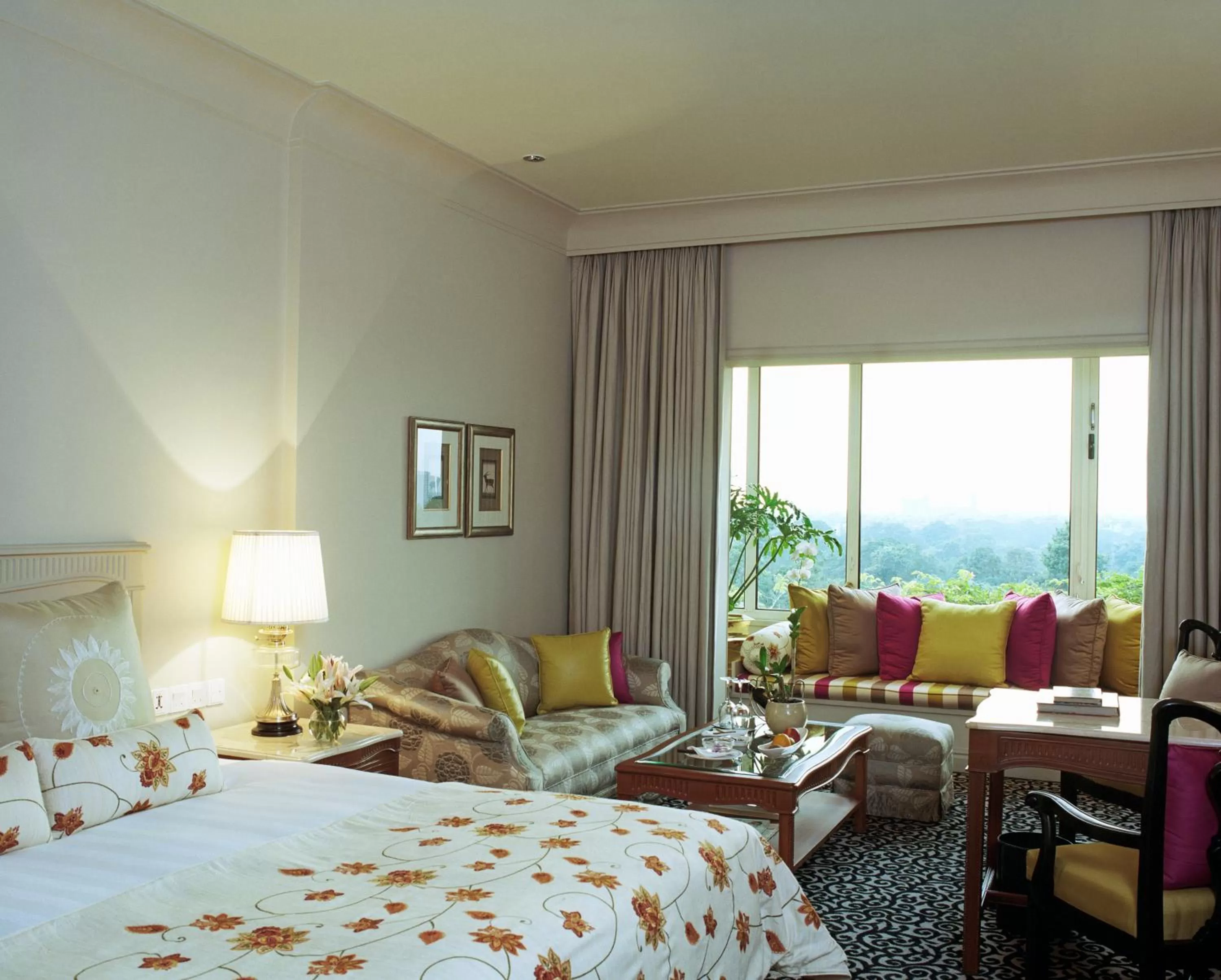 Photo of the whole room, Bed in Taj Bengal