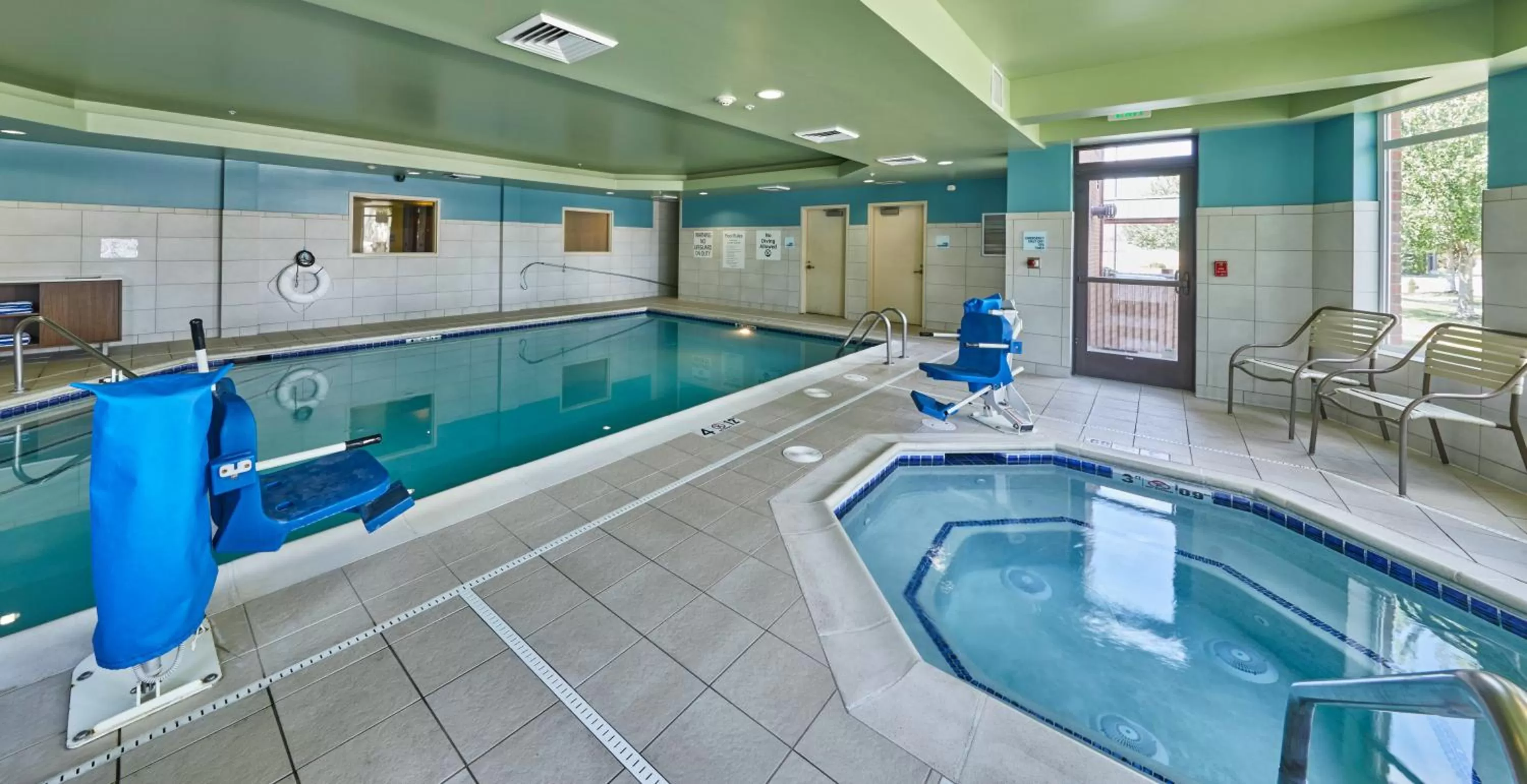 Swimming pool in Holiday Inn Express Hotel & Suites Medford-Central Point by IHG