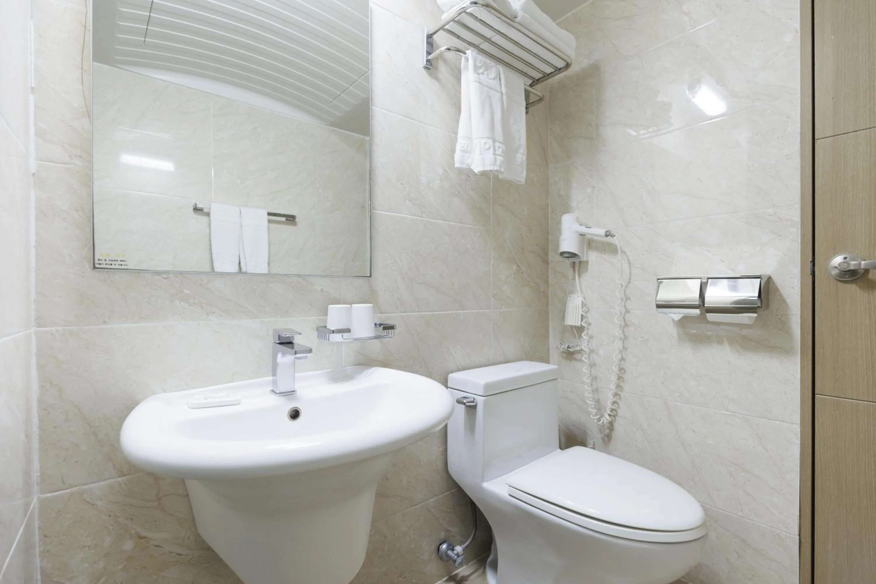 Bathroom in Benikea Hotel Jeju