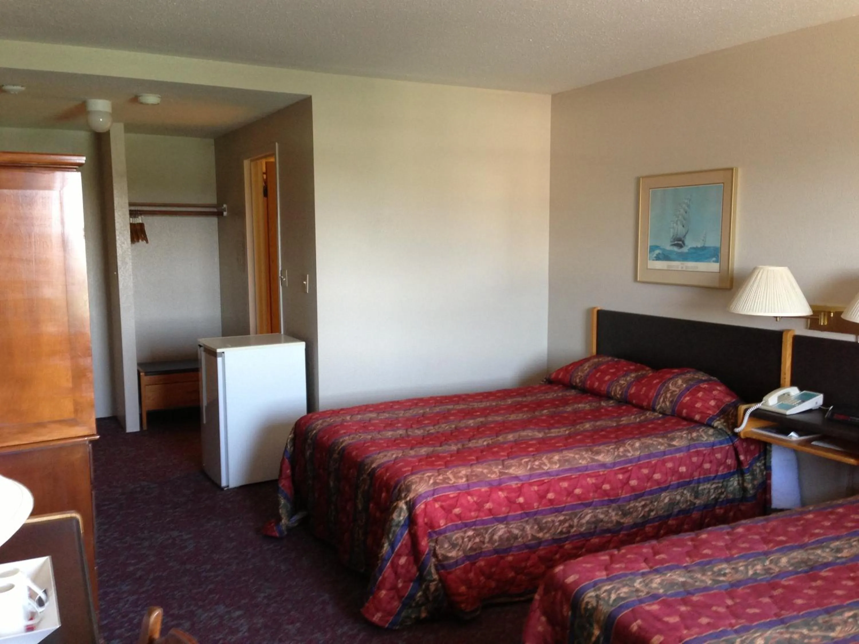 Photo of the whole room, Bed in Moby Dick Inn