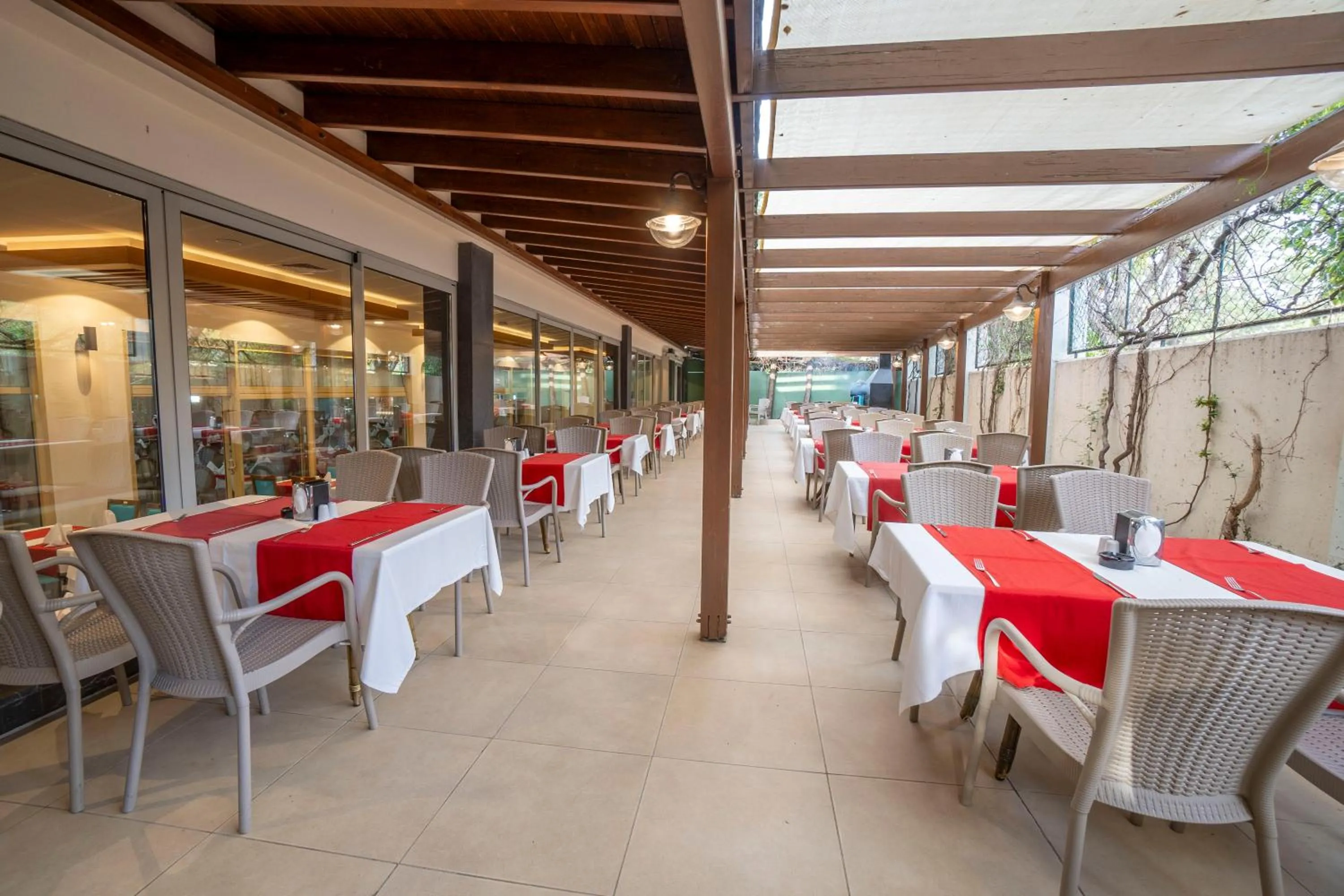 Restaurant/places to eat in Side Breeze Hotel