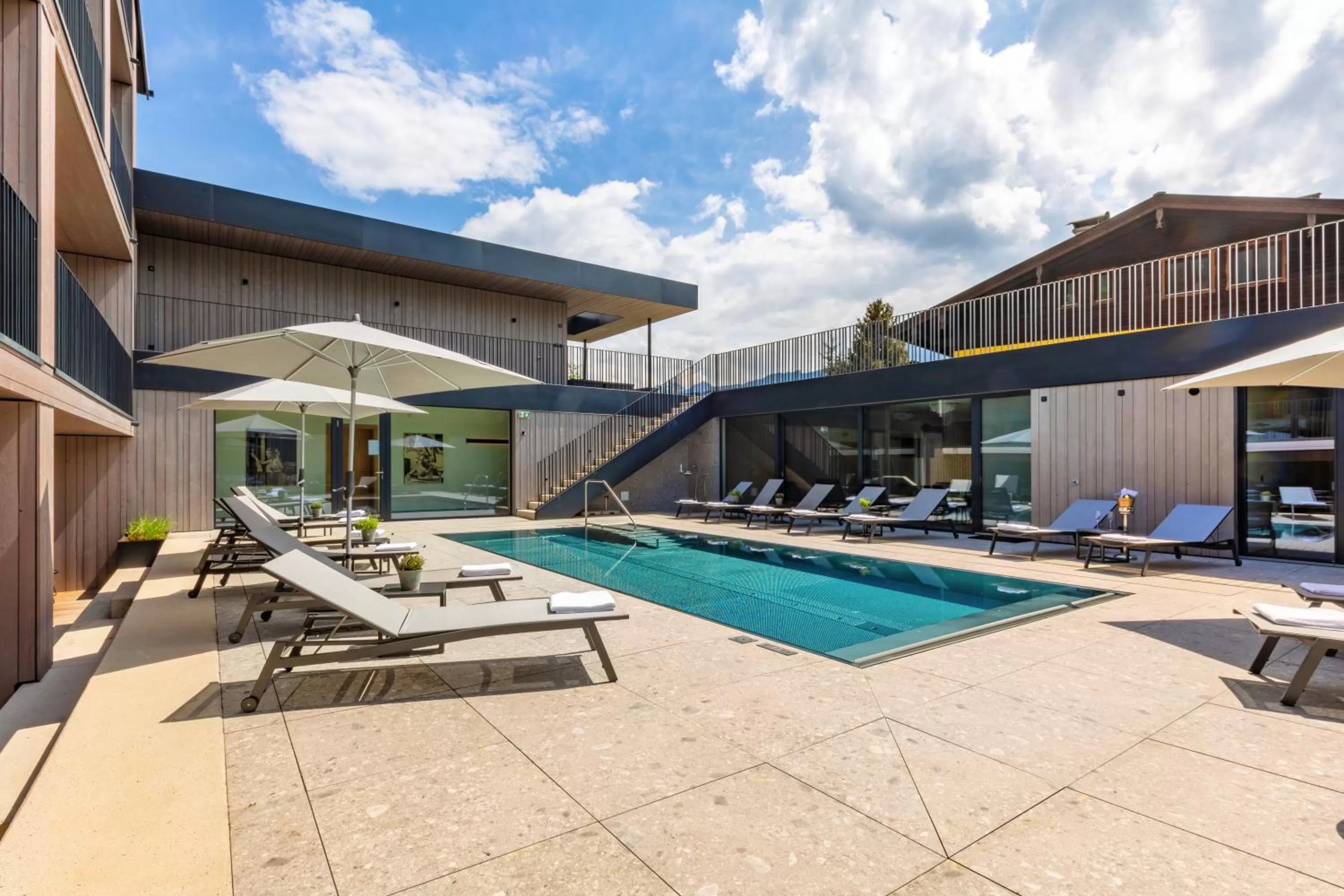 Swimming pool in Emma Deluxe Aparthotel direkt beim Skibus