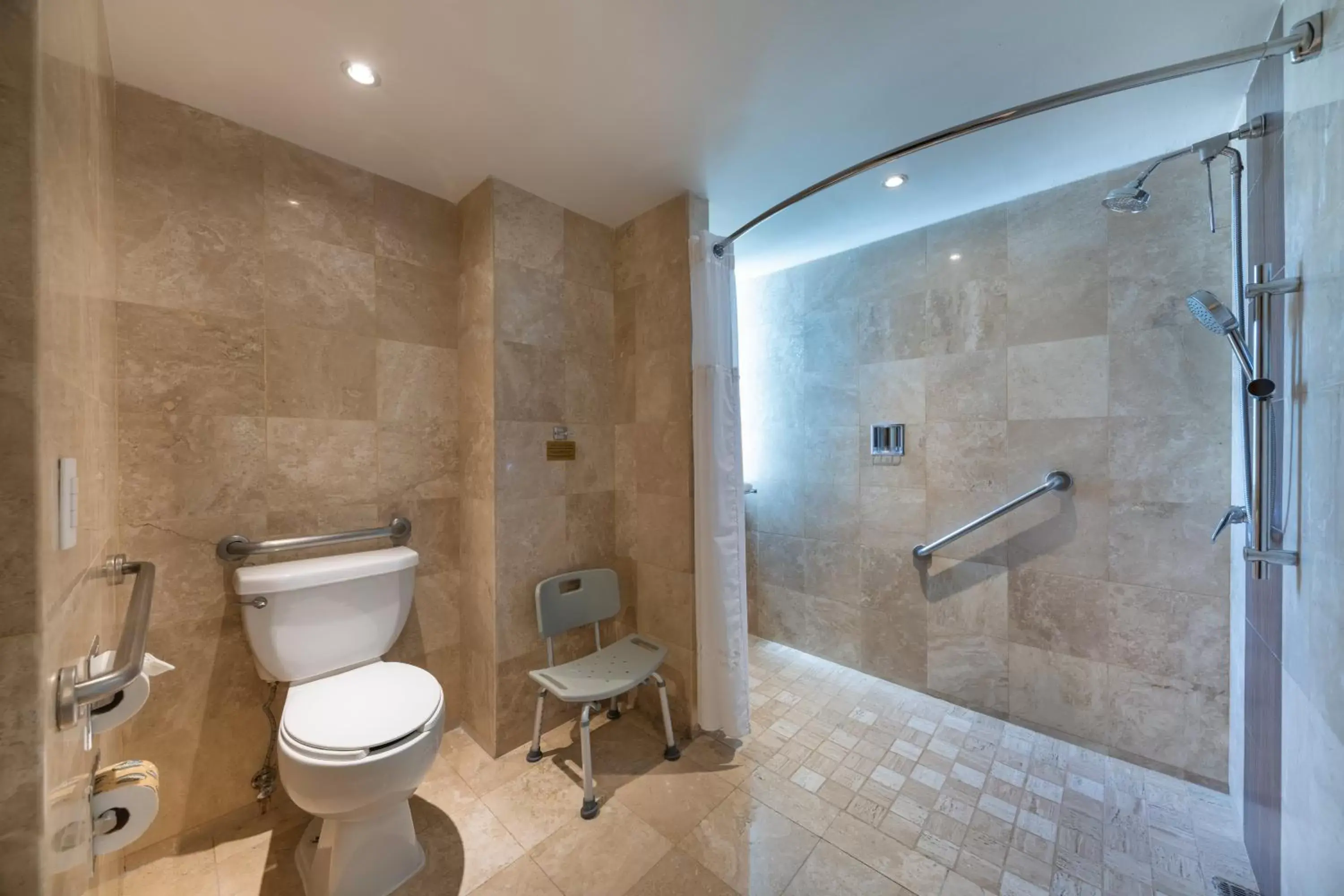 Standard King Room - Accessible in Holiday Inn Guadalajara Select by IHG Standard King Room - Accessible in Holiday Inn Guadalajara Select by IHG