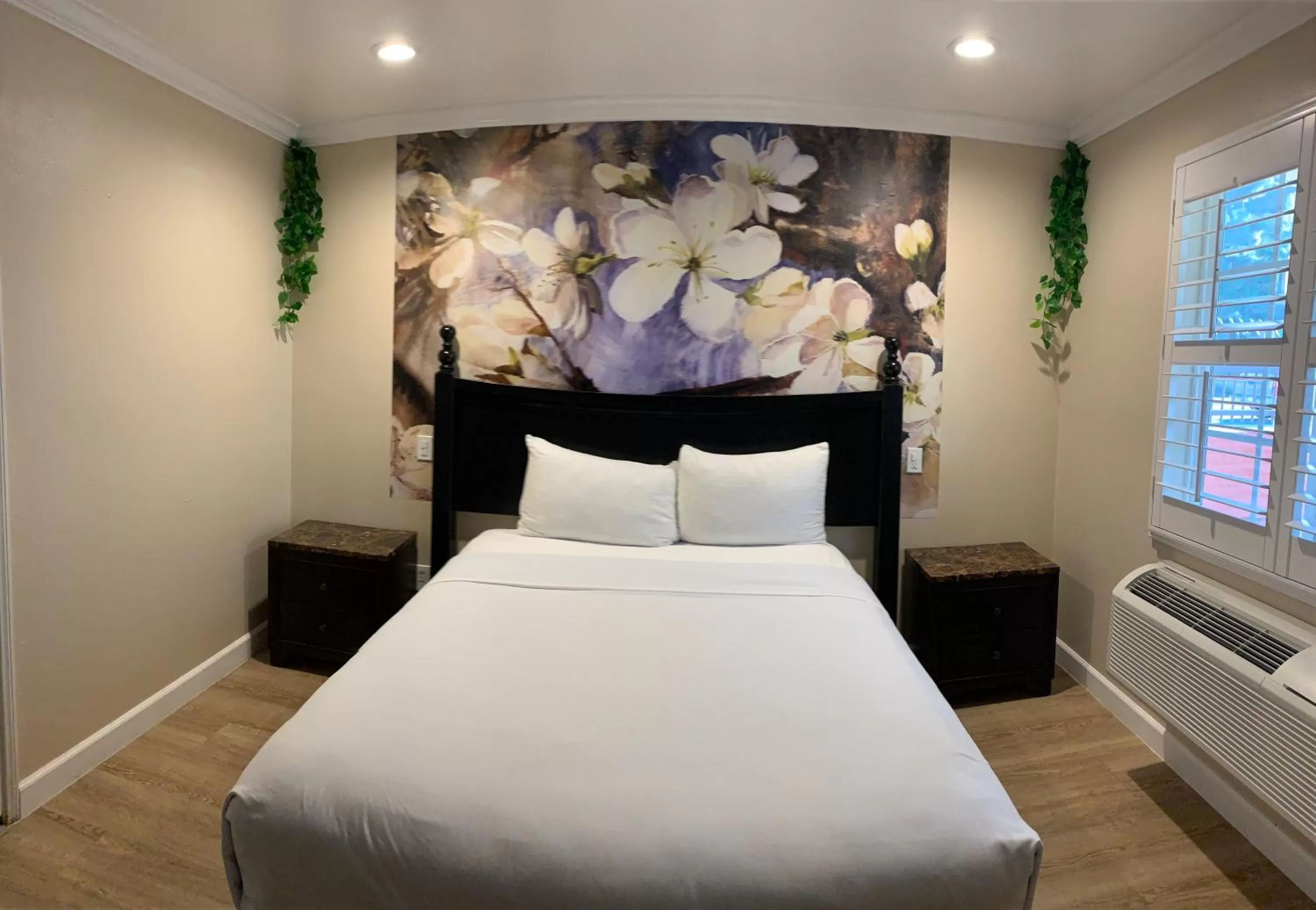 Bed in Escondido Inn