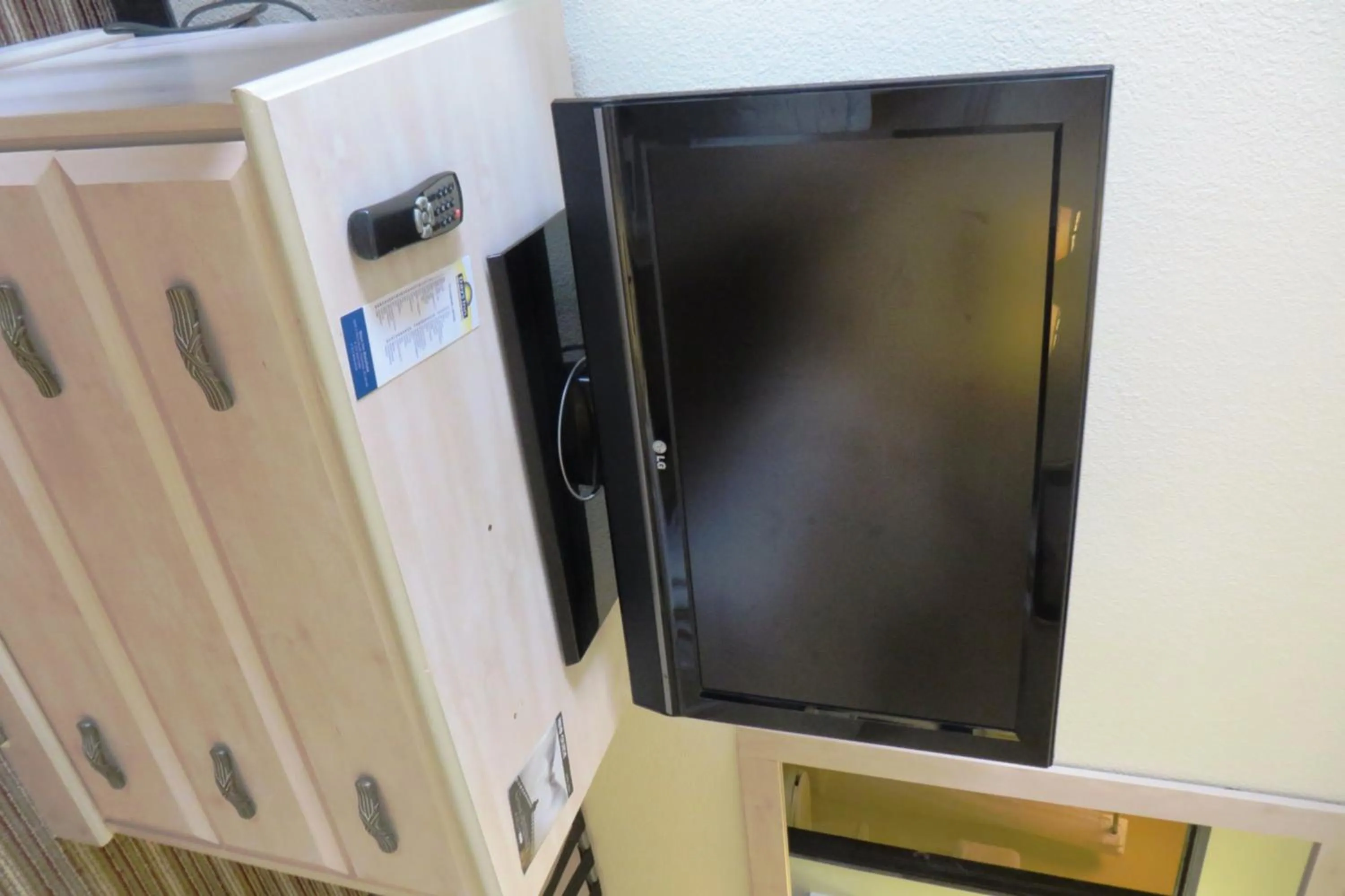 TV and multimedia in Days Inn by Wyndham Plainfield