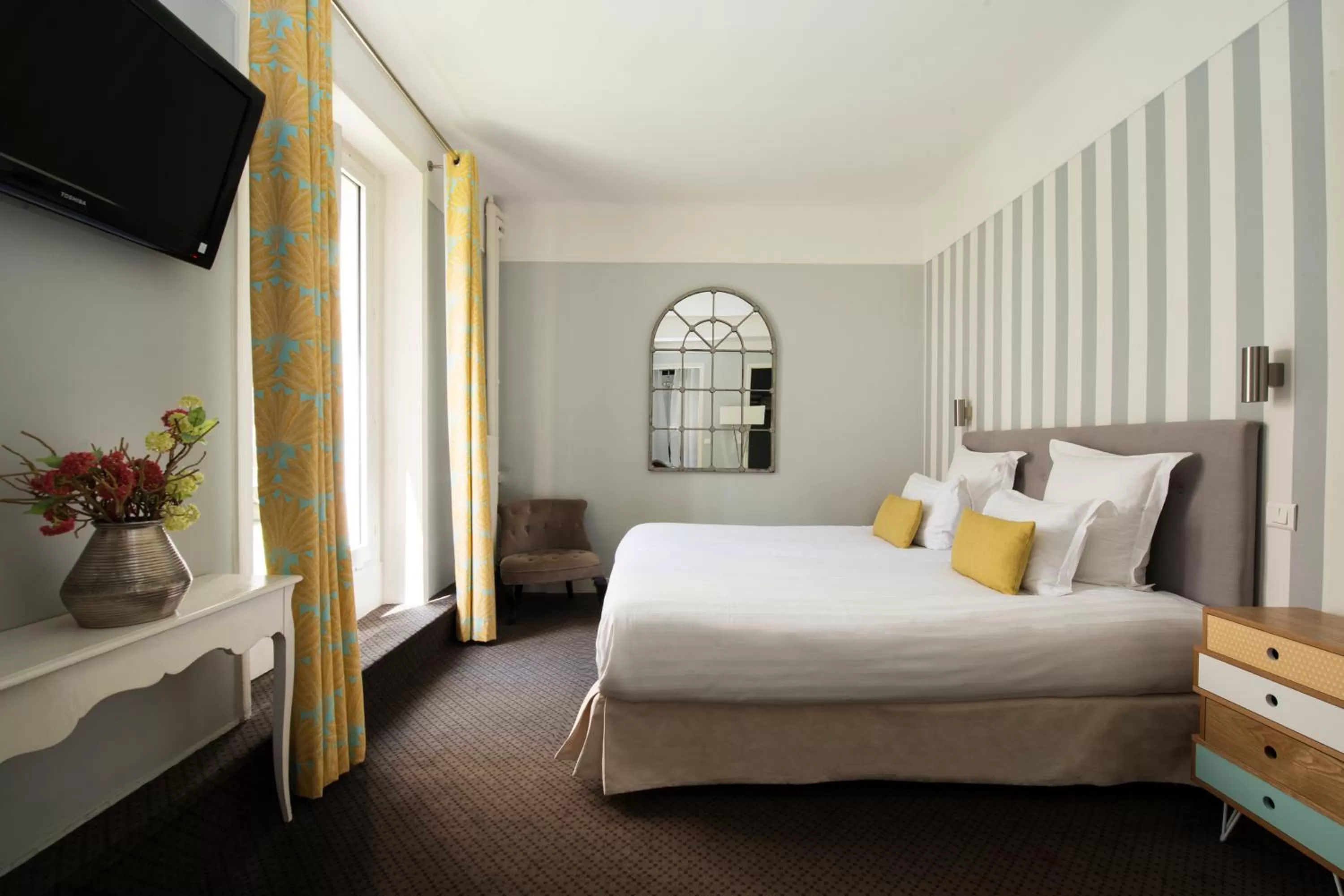 Photo of the whole room in Hôtel des Batignolles