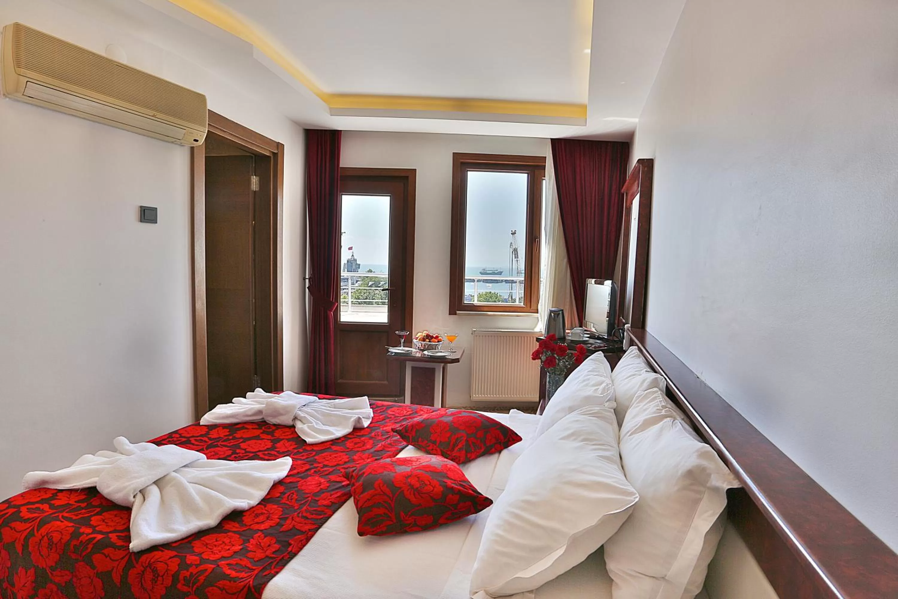 Photo of the whole room, Bed in Grand Sagcanlar Hotel