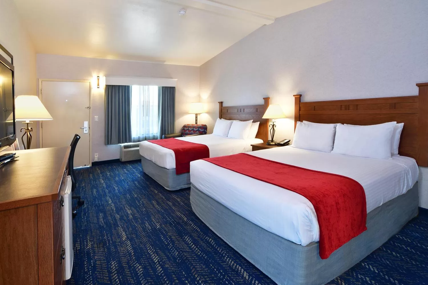 Bedroom, Bed in Lamplighter Inn & Suites at SDSU