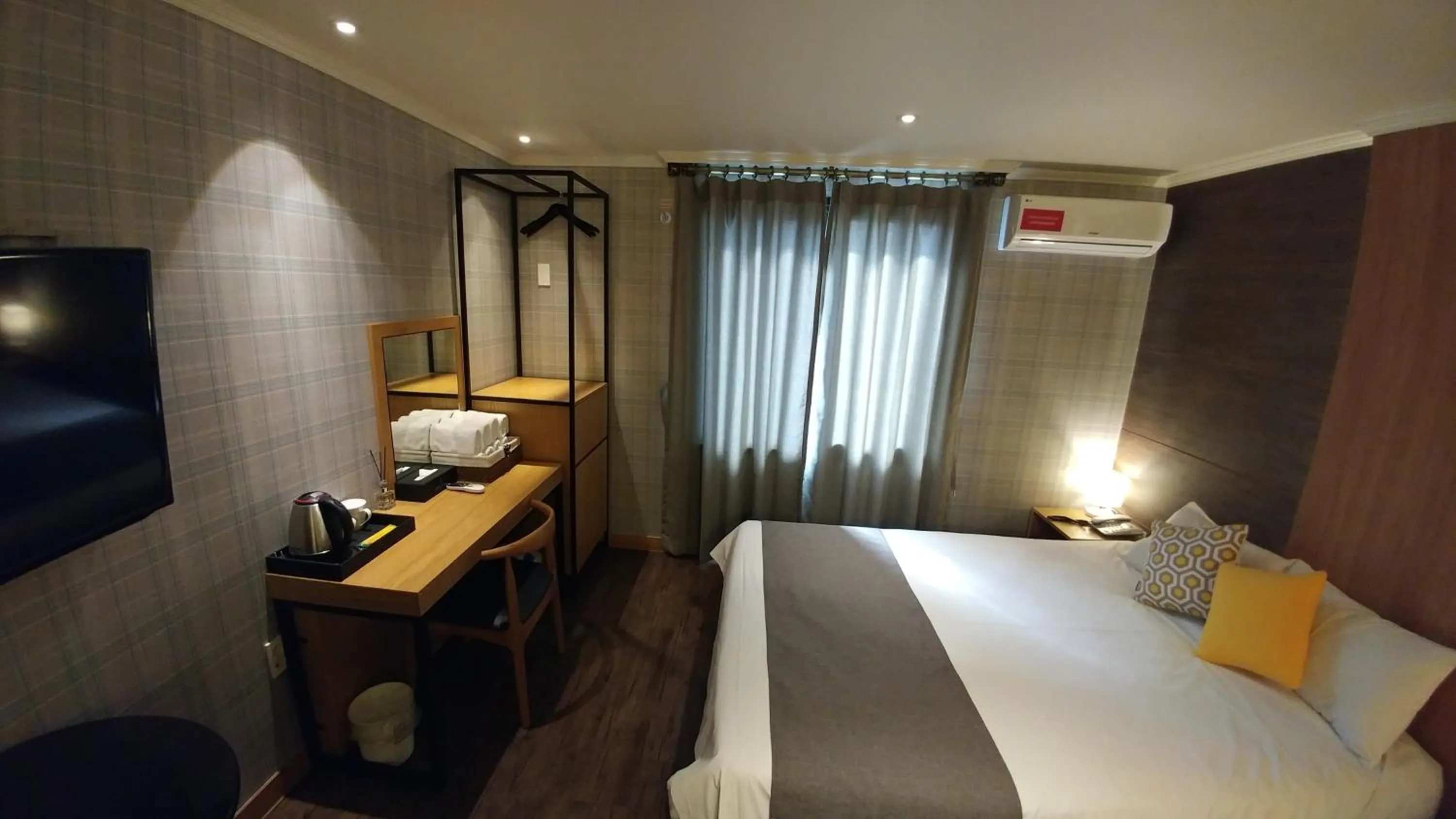 Photo of the whole room, Bed in Hotel Tong Yeondong Jeju