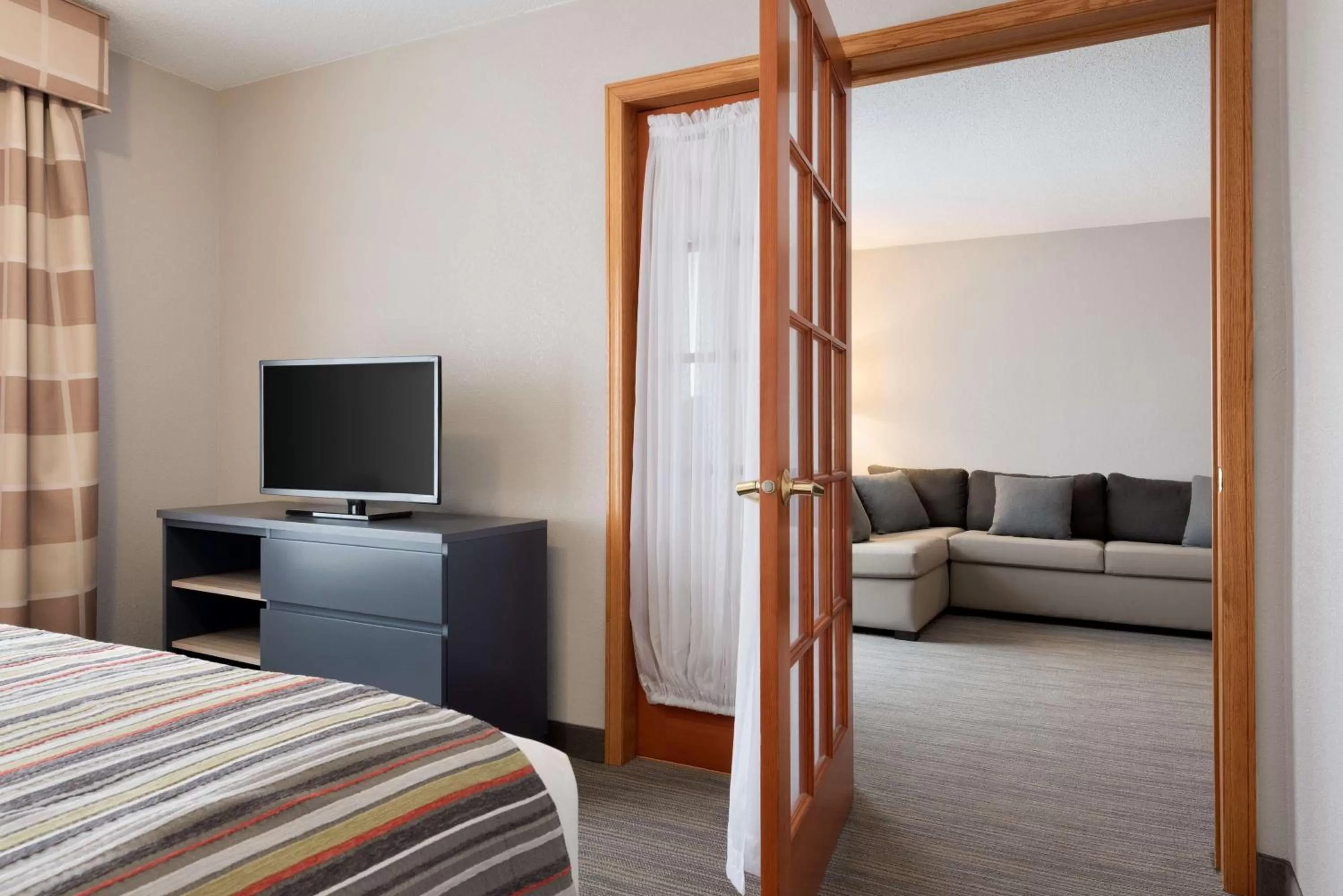 Photo of the whole room, Bed in Country Inn & Suites by Radisson, Minneapolis-Shakopee