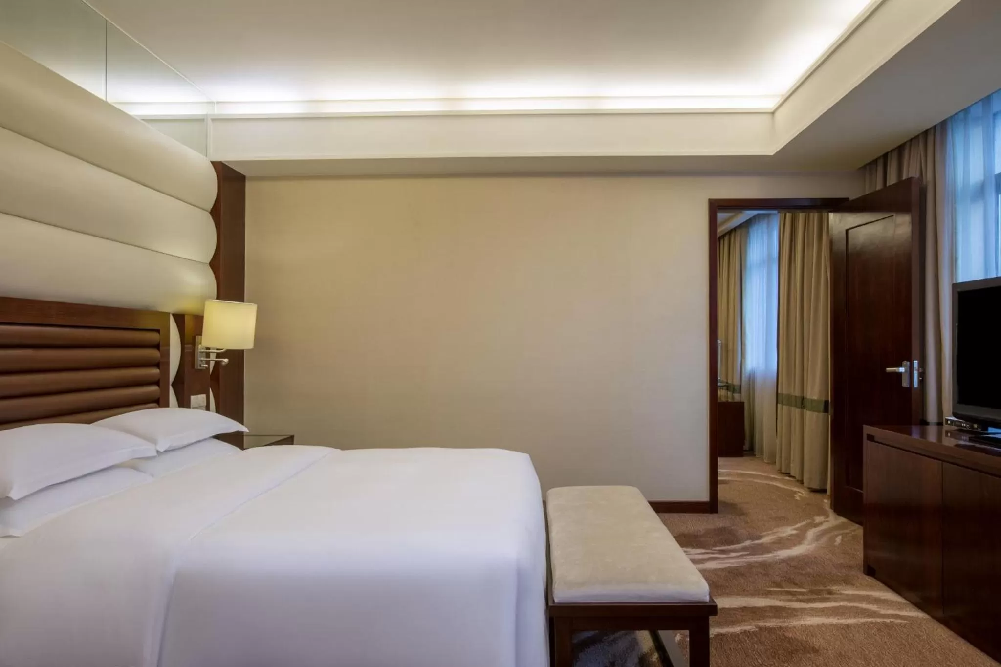Photo of the whole room, Bed in Crowne Plaza Foshan by IHG