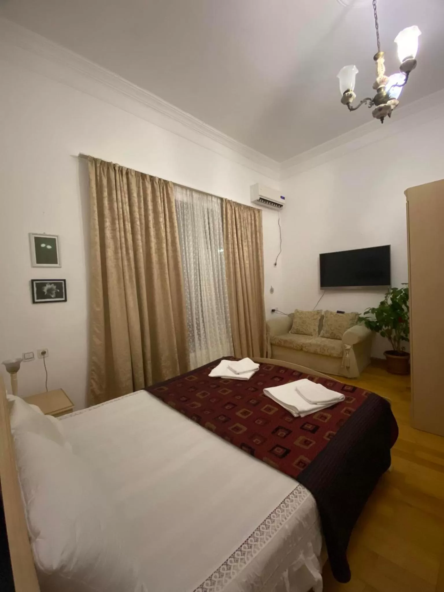 Photo of the whole room, Bed in House 1899