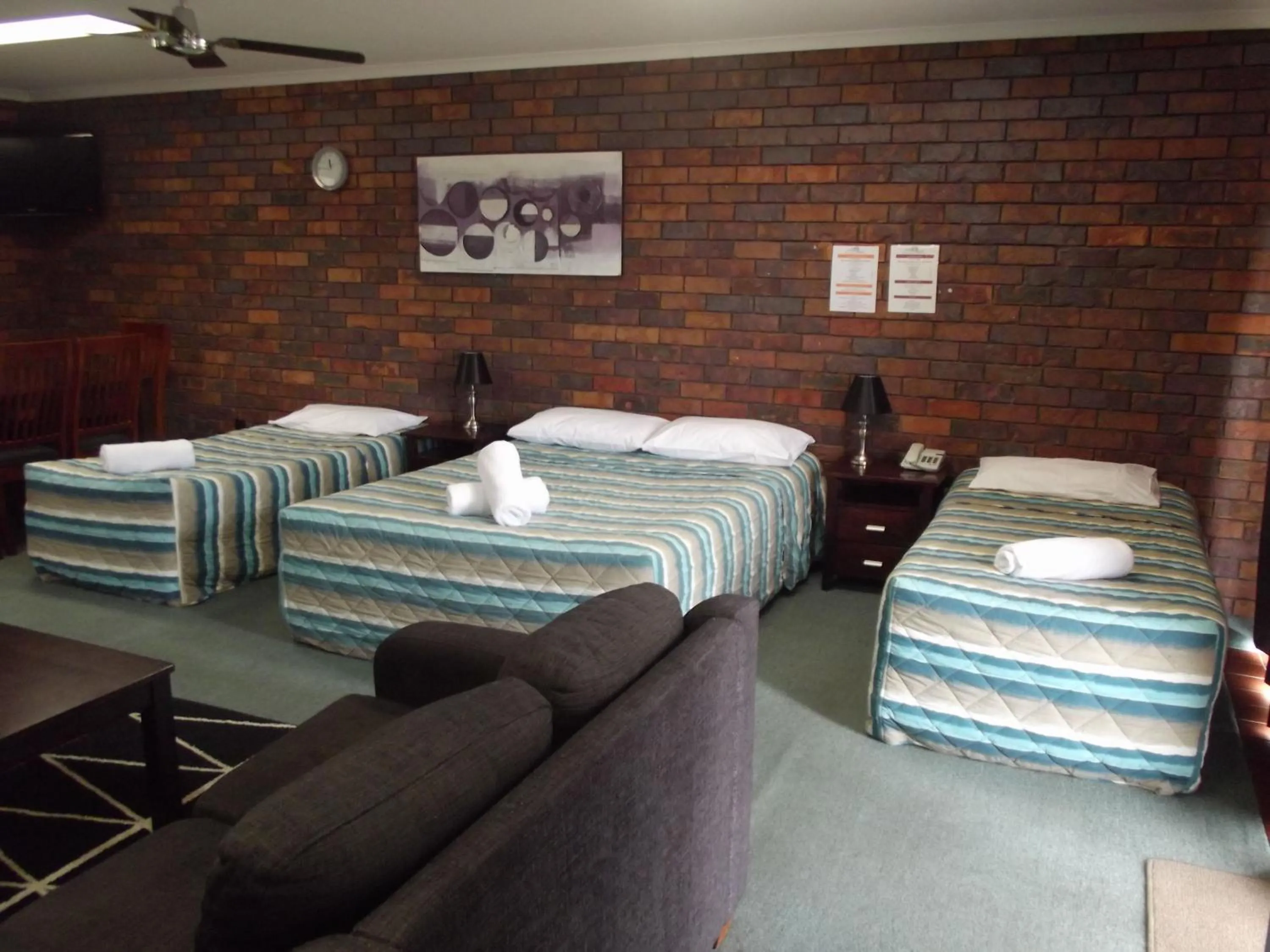 Bed in Bridge Street Motor Inn