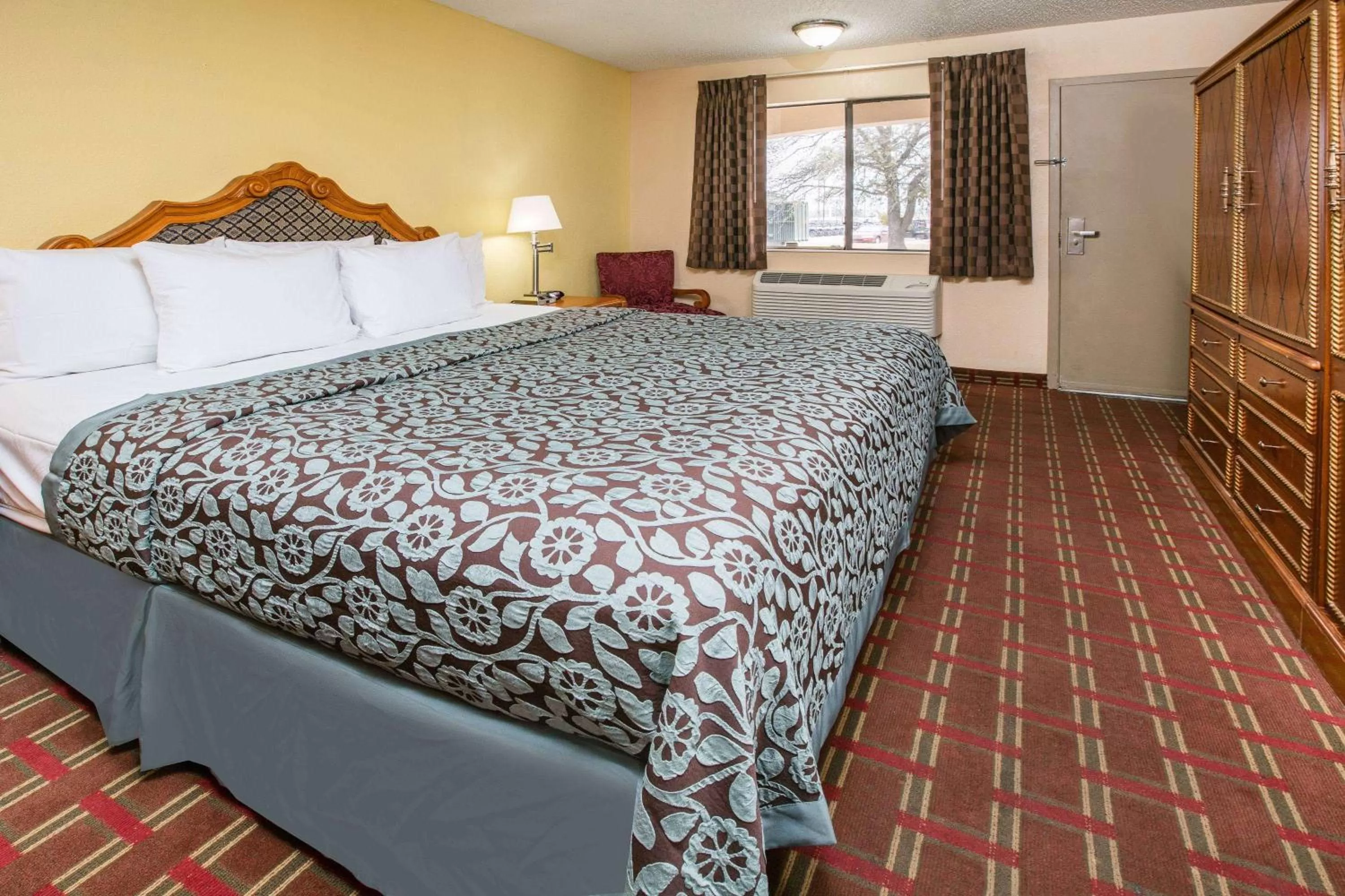 King Room with Bath Tub - Mobility/Hearing Accessible - Non-Smoking in Days Inn by Wyndham McKinney