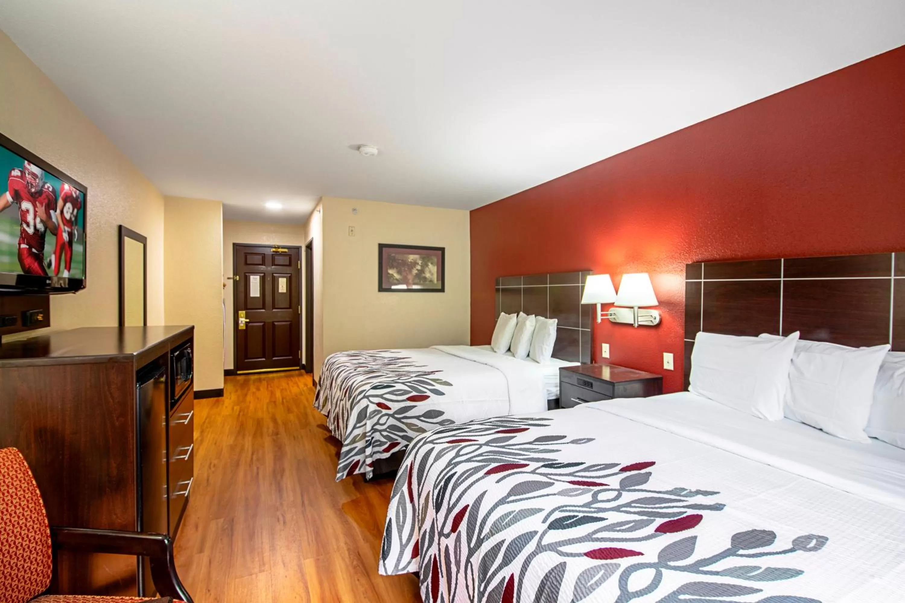 Photo of the whole room, Bed in Red Roof Inn San Marcos