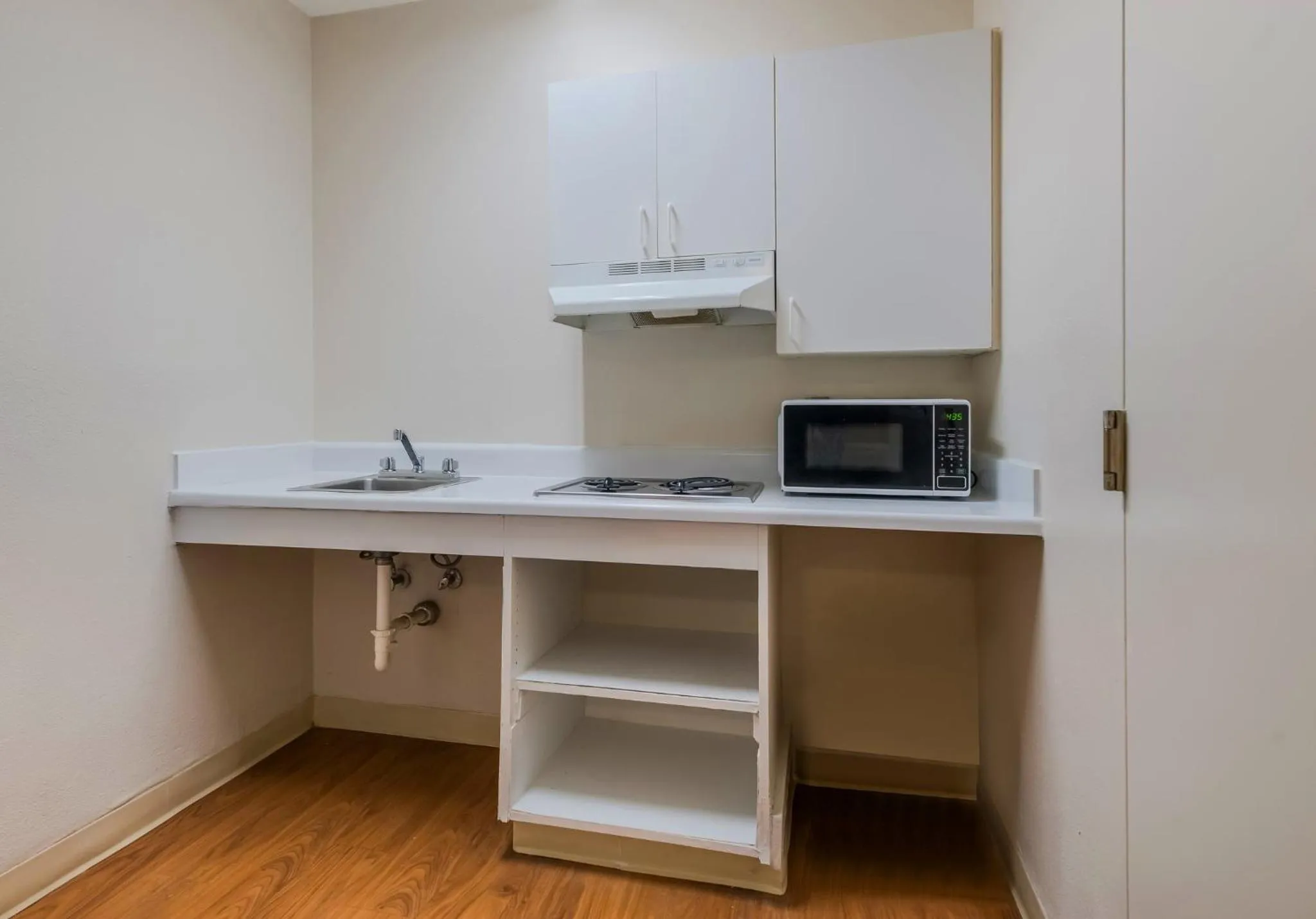 Kitchen or kitchenette in HomeTowne Studios by Red Roof Orlando - UCF Area