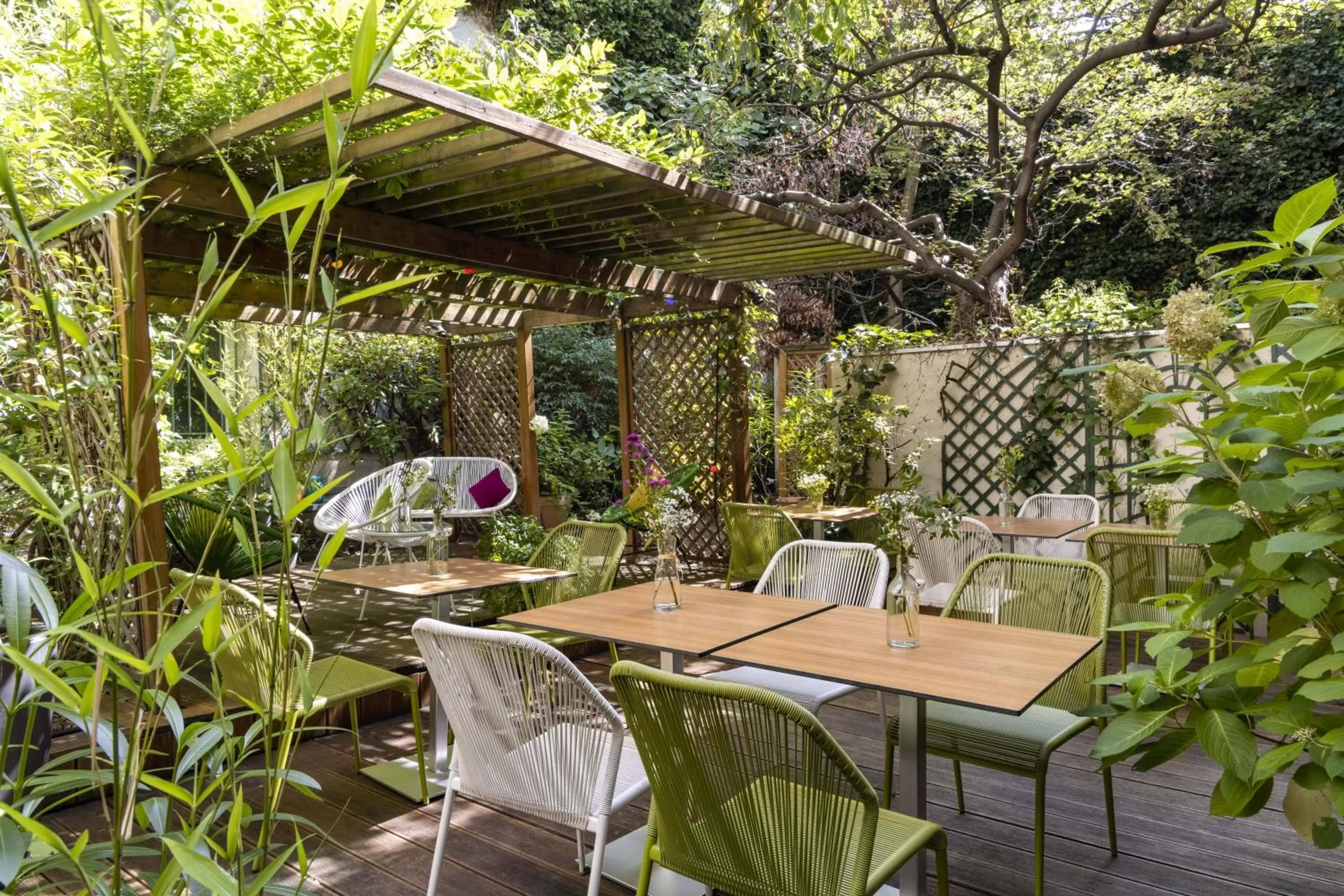 Garden in Hotel Paris Louis Blanc