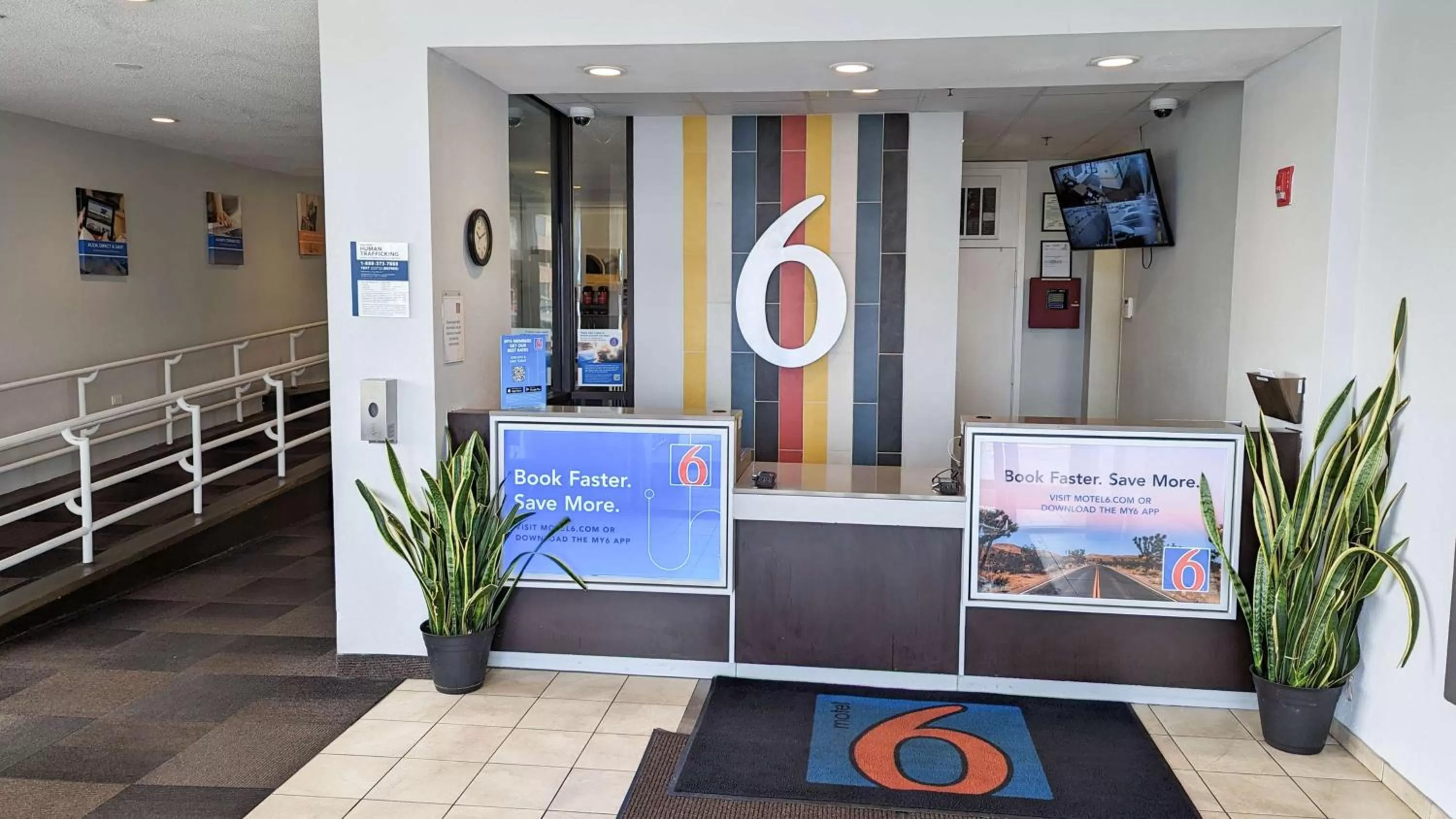Lobby or reception in Motel 6-Framingham, MA - Boston West