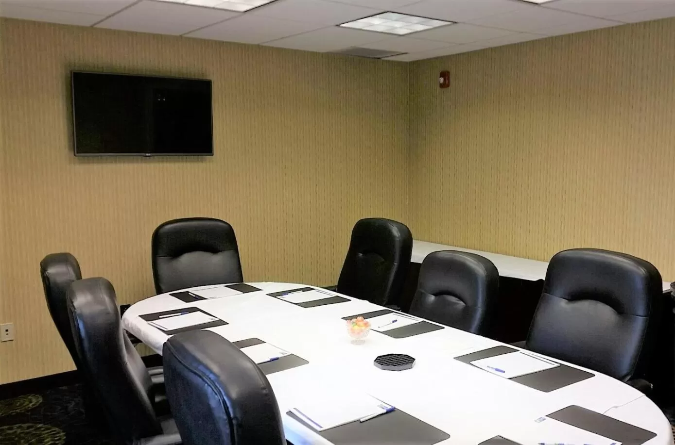 Meeting/conference room in Holiday Inn Express Hotel & Suites Pittsburgh Airport by IHG