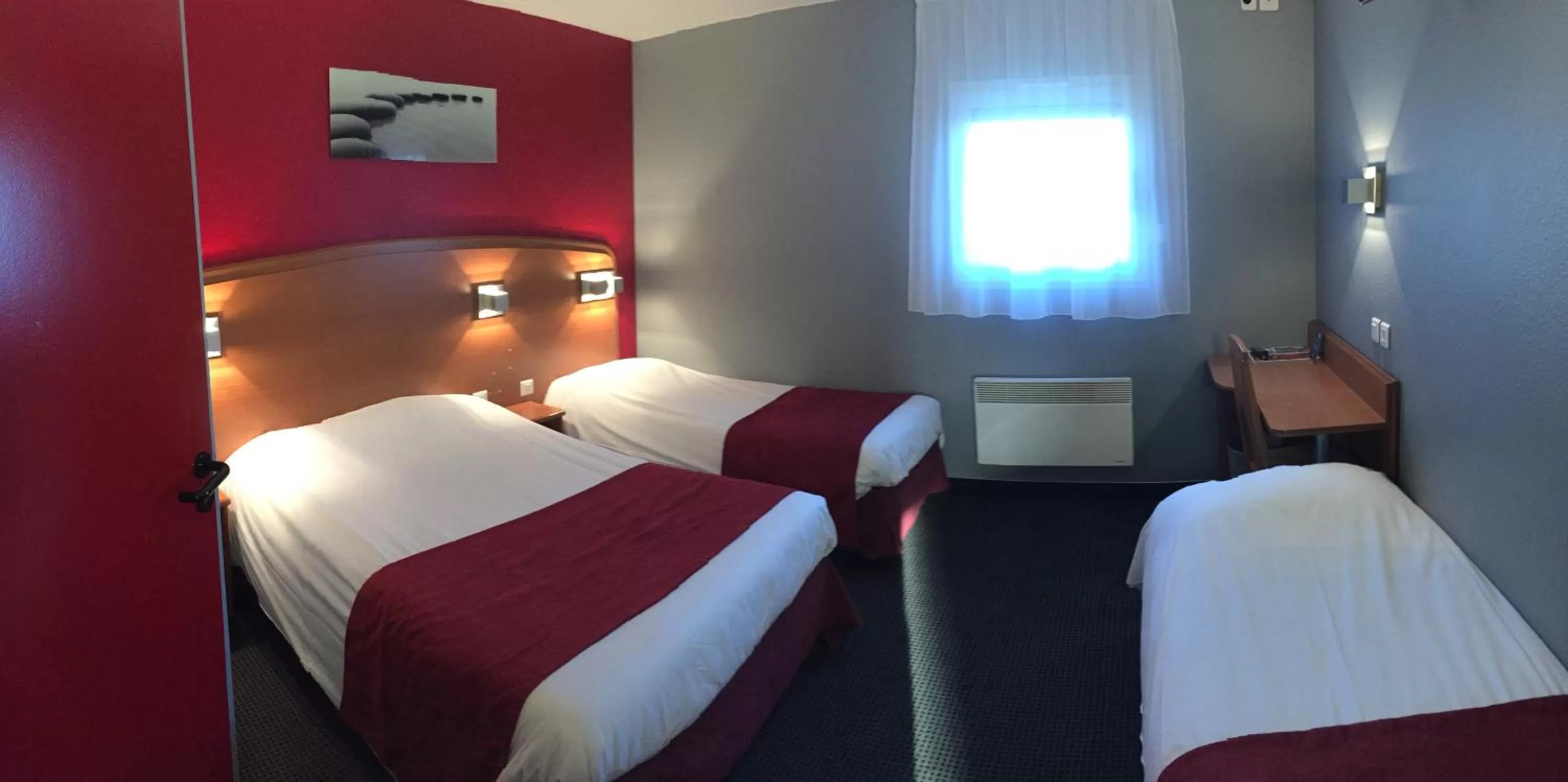 Photo of the whole room, Bed in initial by balladins Amiens / Longueau