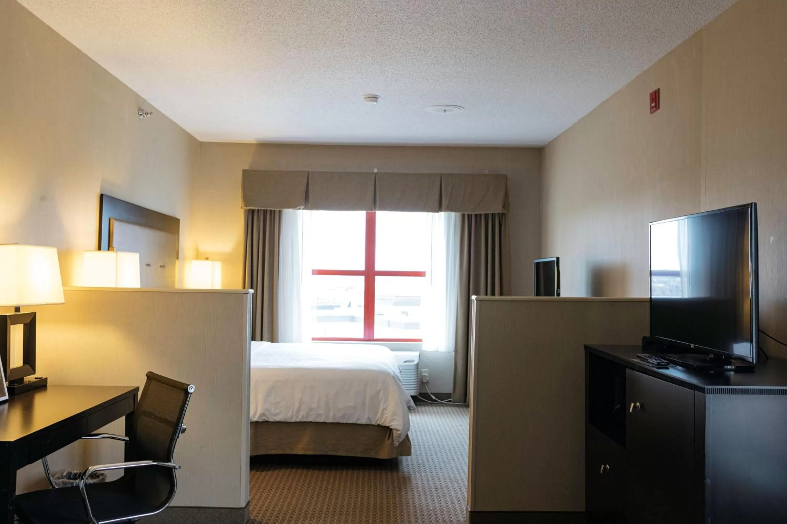 Photo of the whole room, Bed in Holiday Inn Express & Suites - Olathe North by IHG