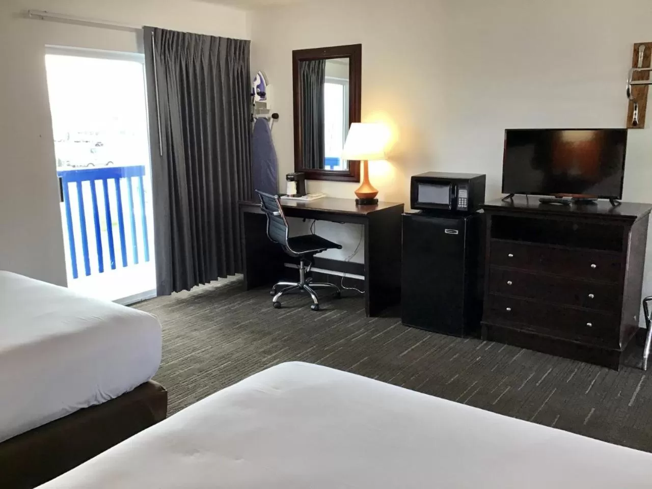TV and multimedia, Bed in Howard Johnson by Wyndham Spokane North