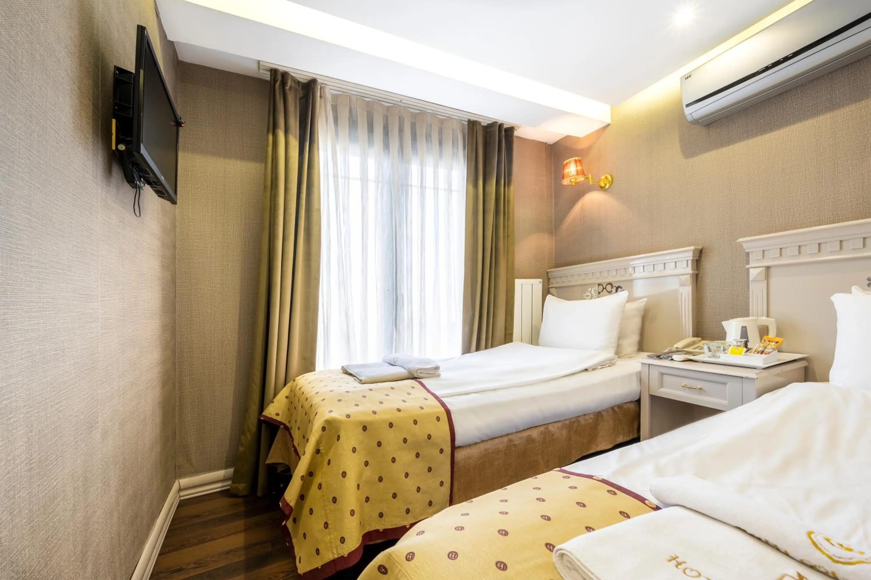 Communal lounge/ TV room in Golden Gate Hotel Topkapı