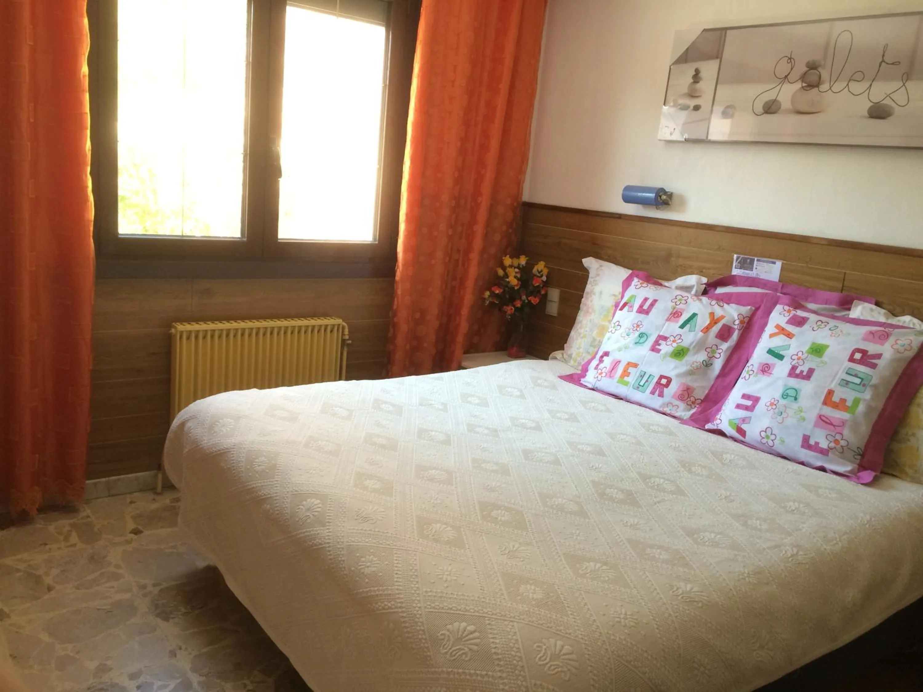 Bed in Hotel Paris Star