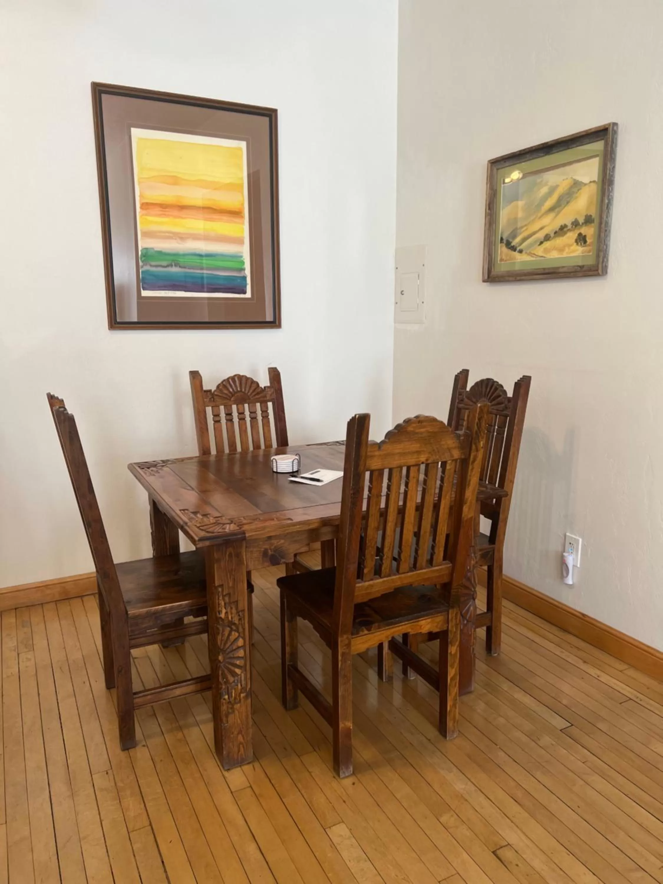 Dining area in Canyon Rose Suites