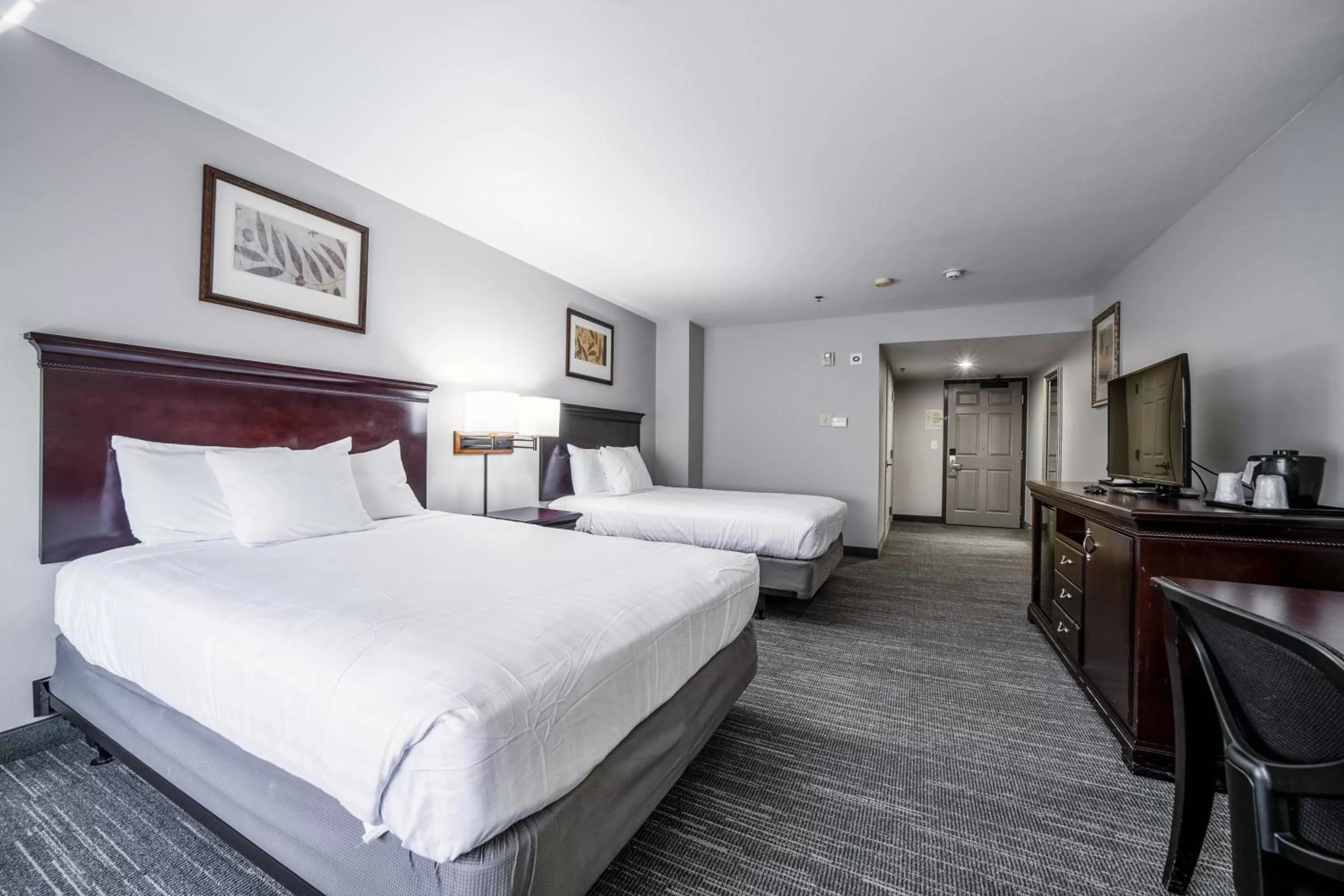 Bedroom, Bed in Country Inn & Suites by Radisson, Ontario at Ontario Mills, CA