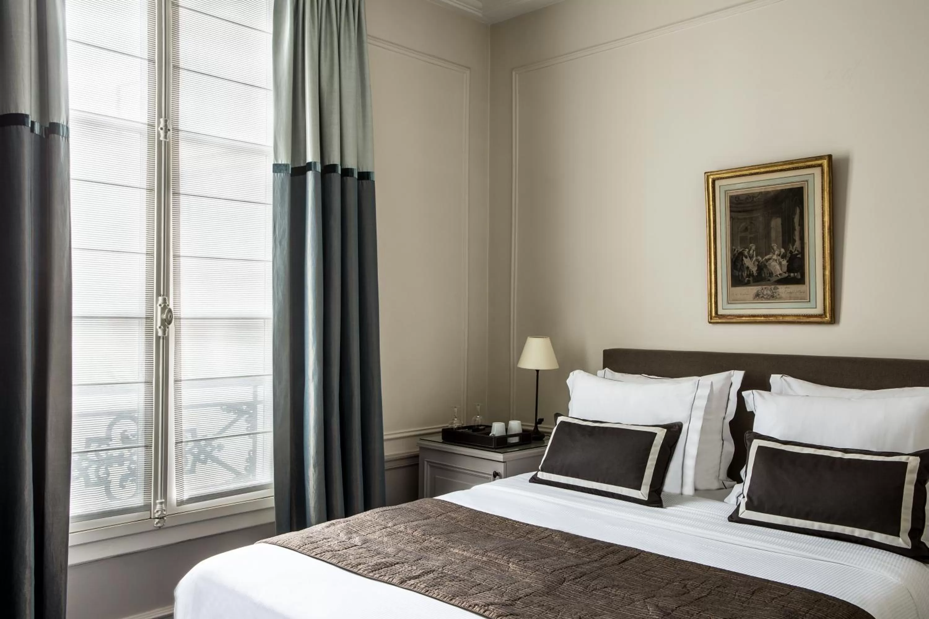 Bedroom, Bed in Hôtel Mansart - Esprit de France