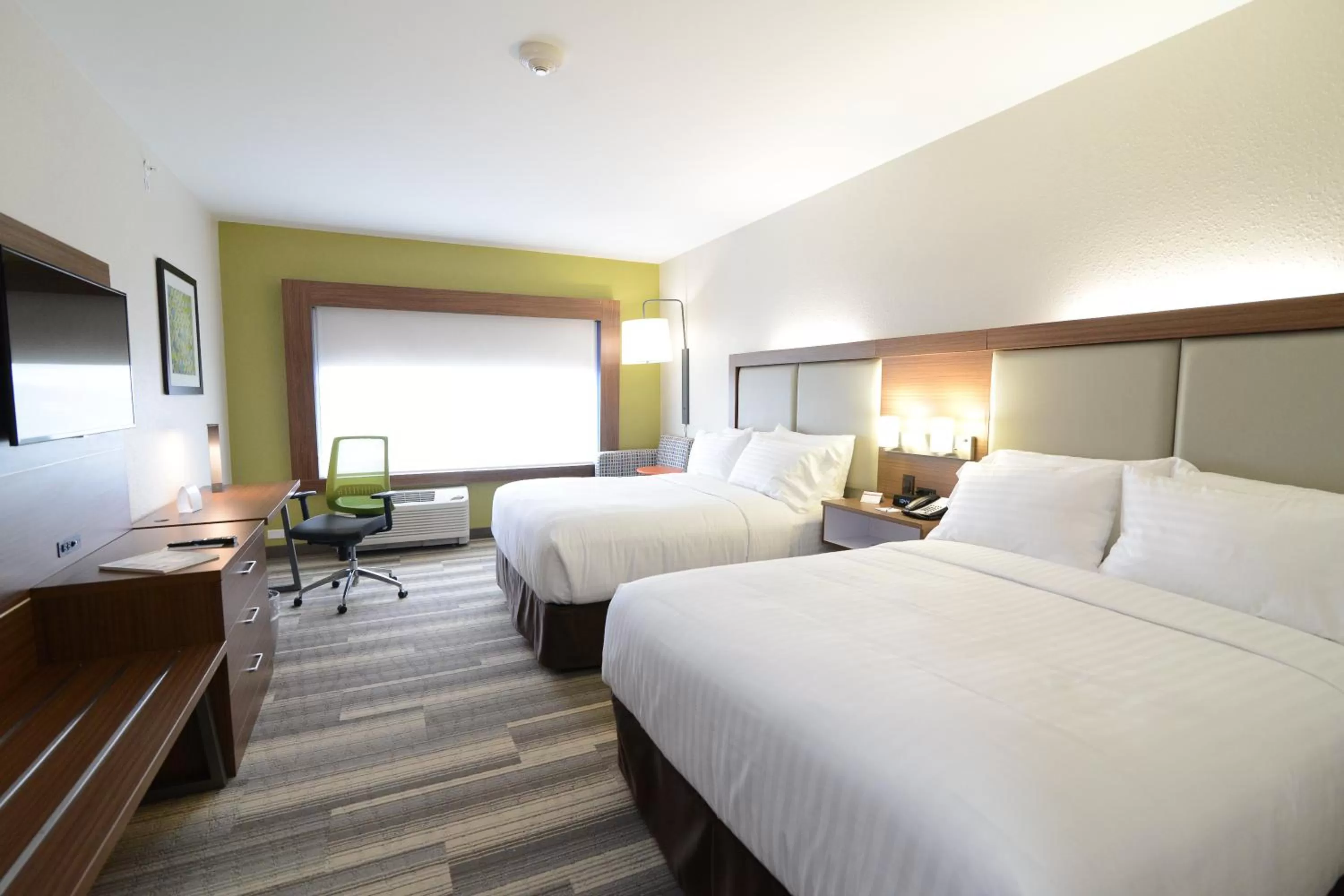 Photo of the whole room, Bed in Holiday Inn Express & Suites Chicago North Shore - Niles by IHG