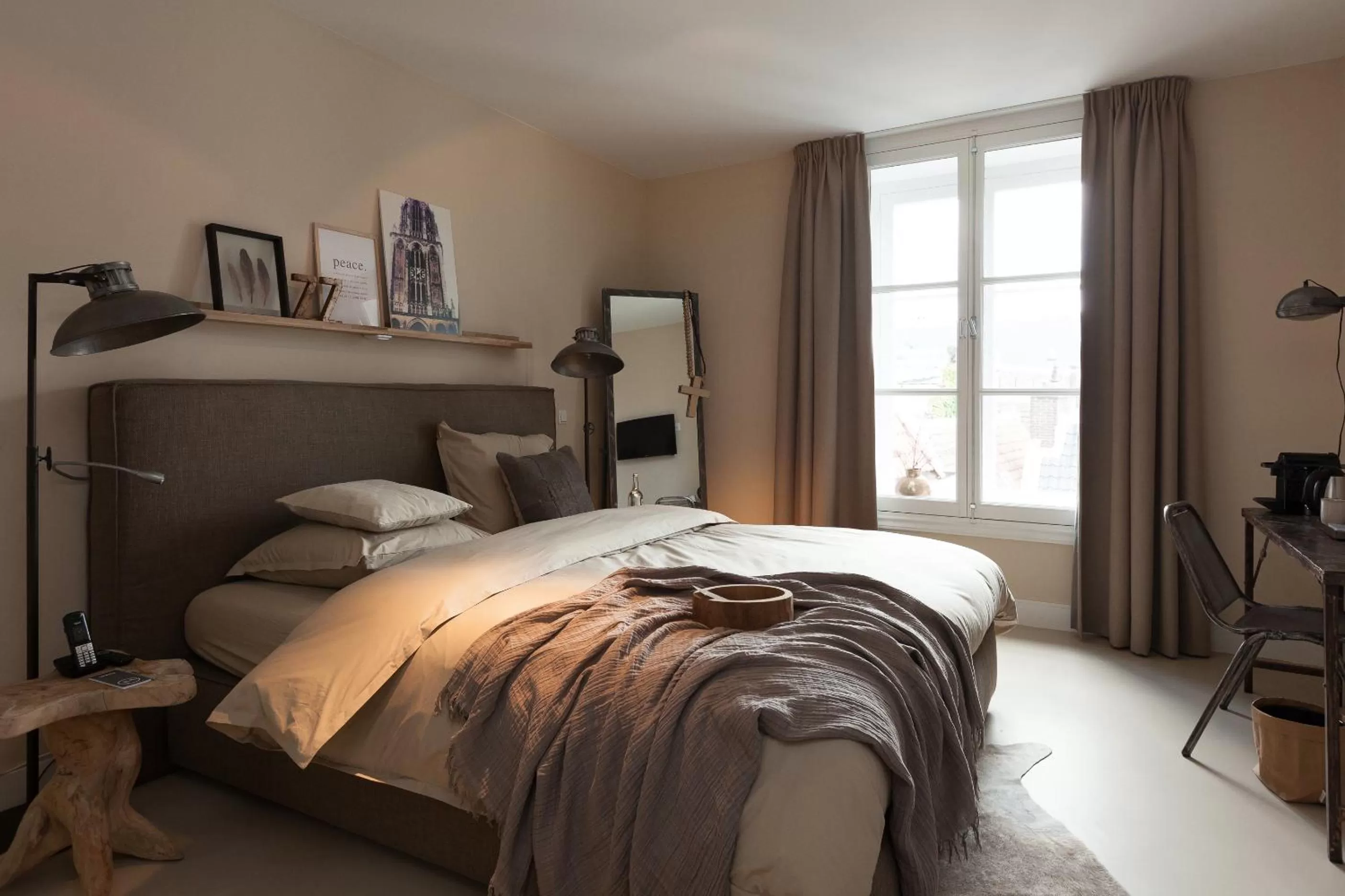 Bed in Mother Goose Hotel