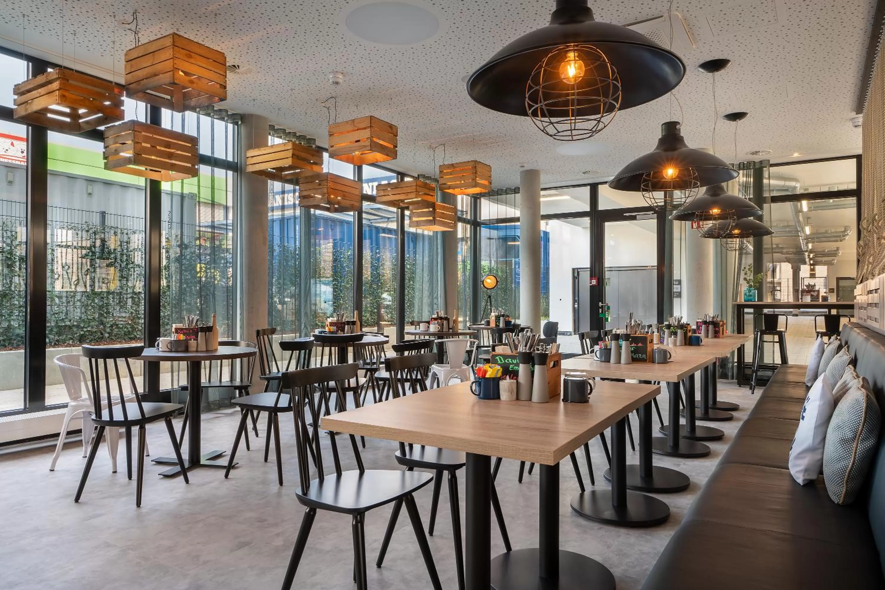 Food and drinks in Holiday Inn - the niu, Keg Hamburg Ost by IHG