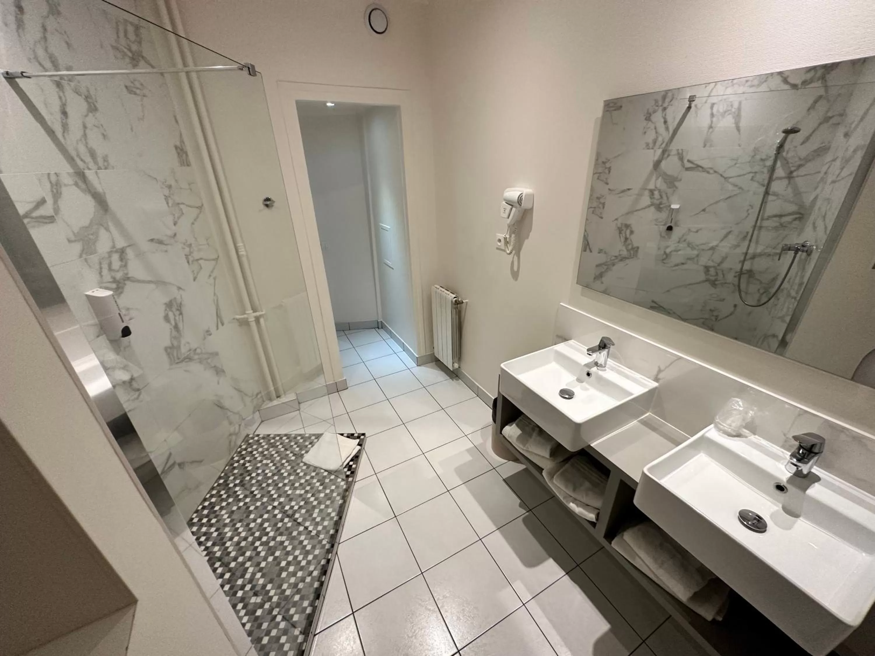 Bathroom in Hotel Richmond Gare du Nord