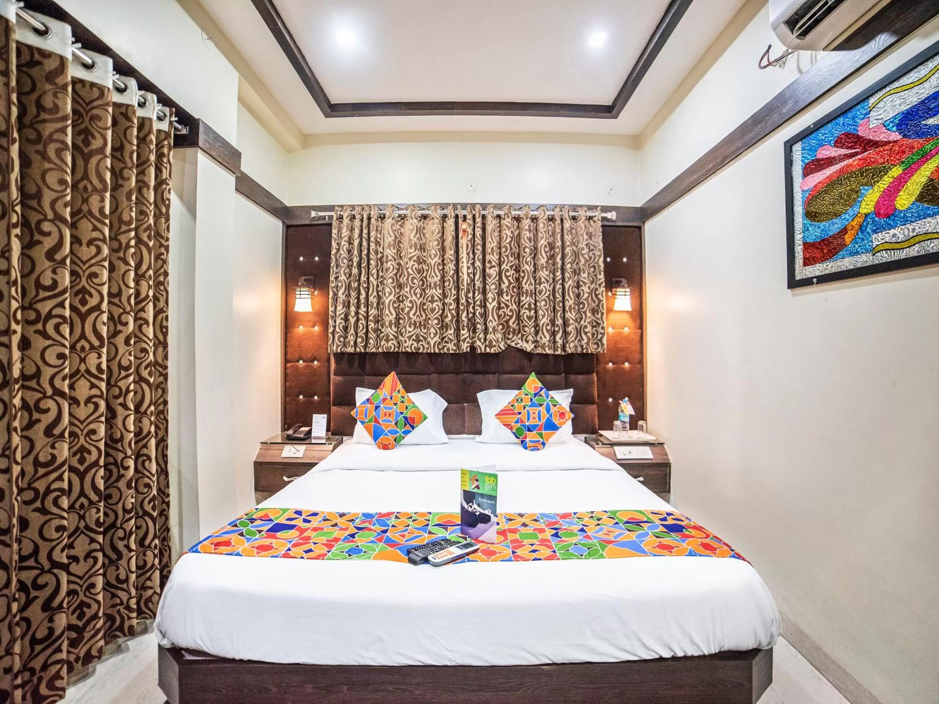TV and multimedia, Bed in FabHotel Santoor Geeta Bhawan Square