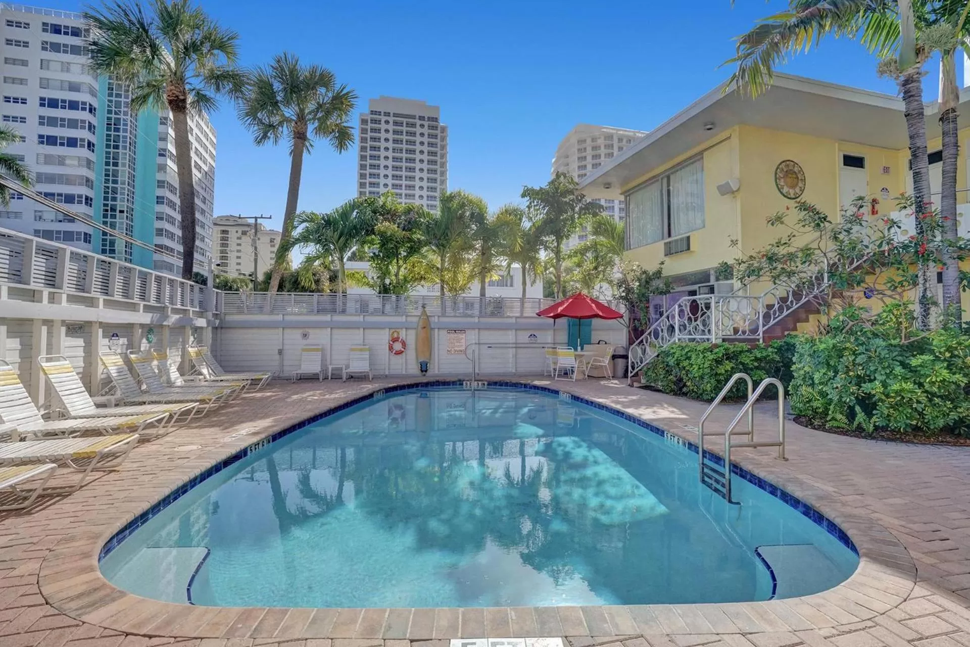 Swimming Pool in The Worthington Resorts - Clothing Optional - Men Only - Solo hombres