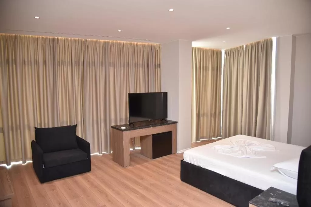 Bedroom, TV/Entertainment Center in Hotel Continental