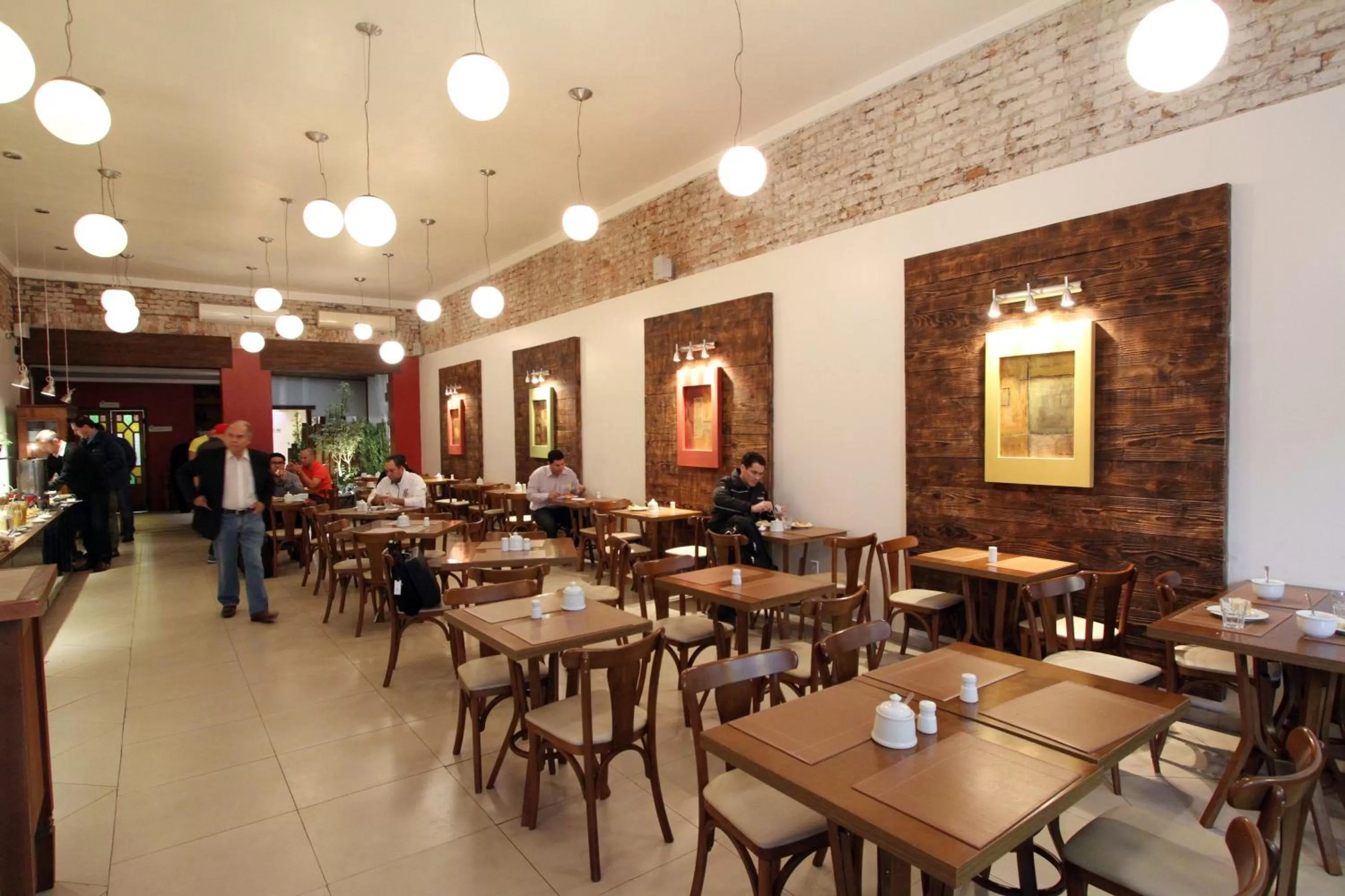 Restaurant/places to eat in Hotel Curi Executive