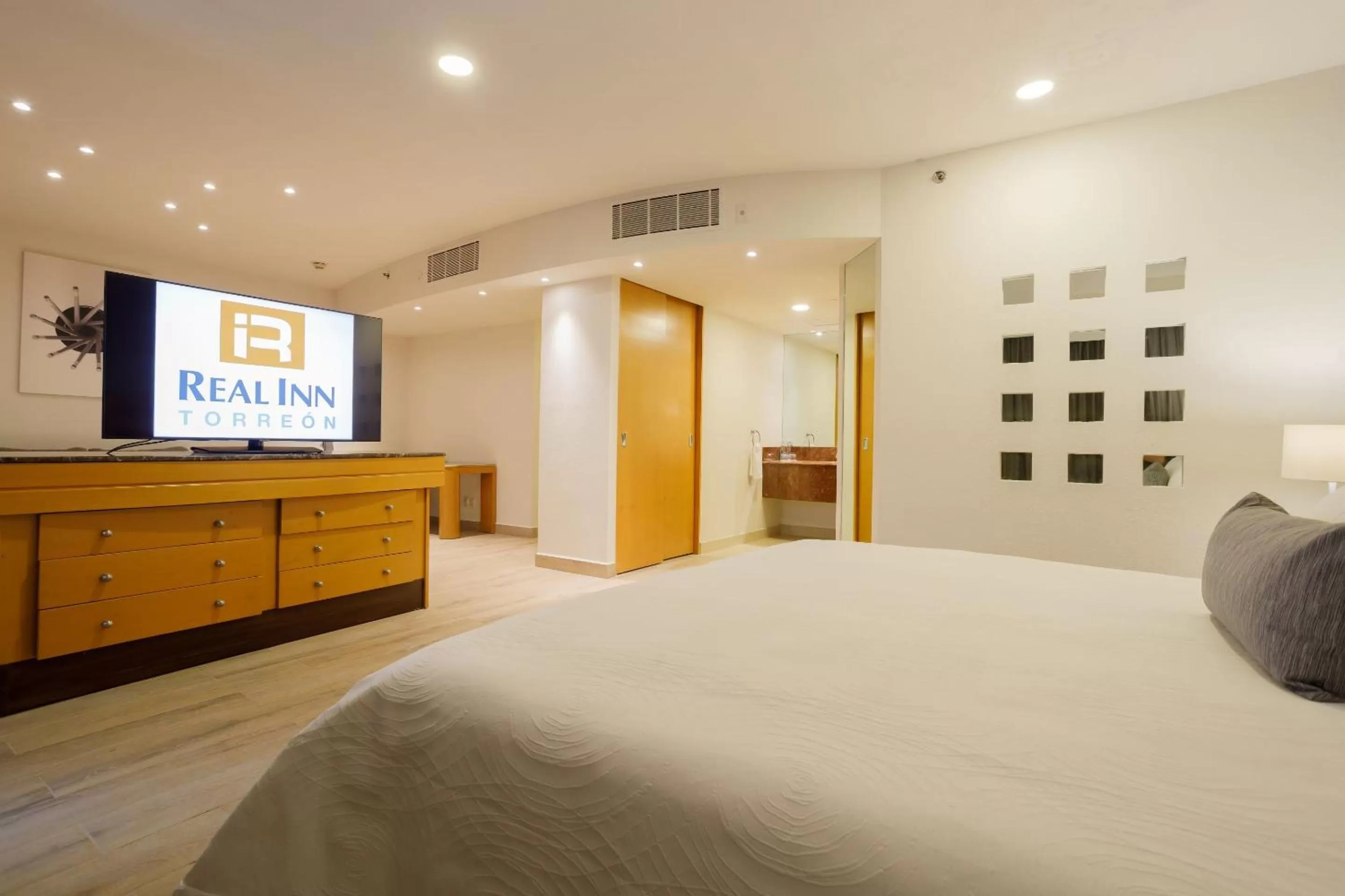 Photo of the whole room, Bed in Real Inn Torreon