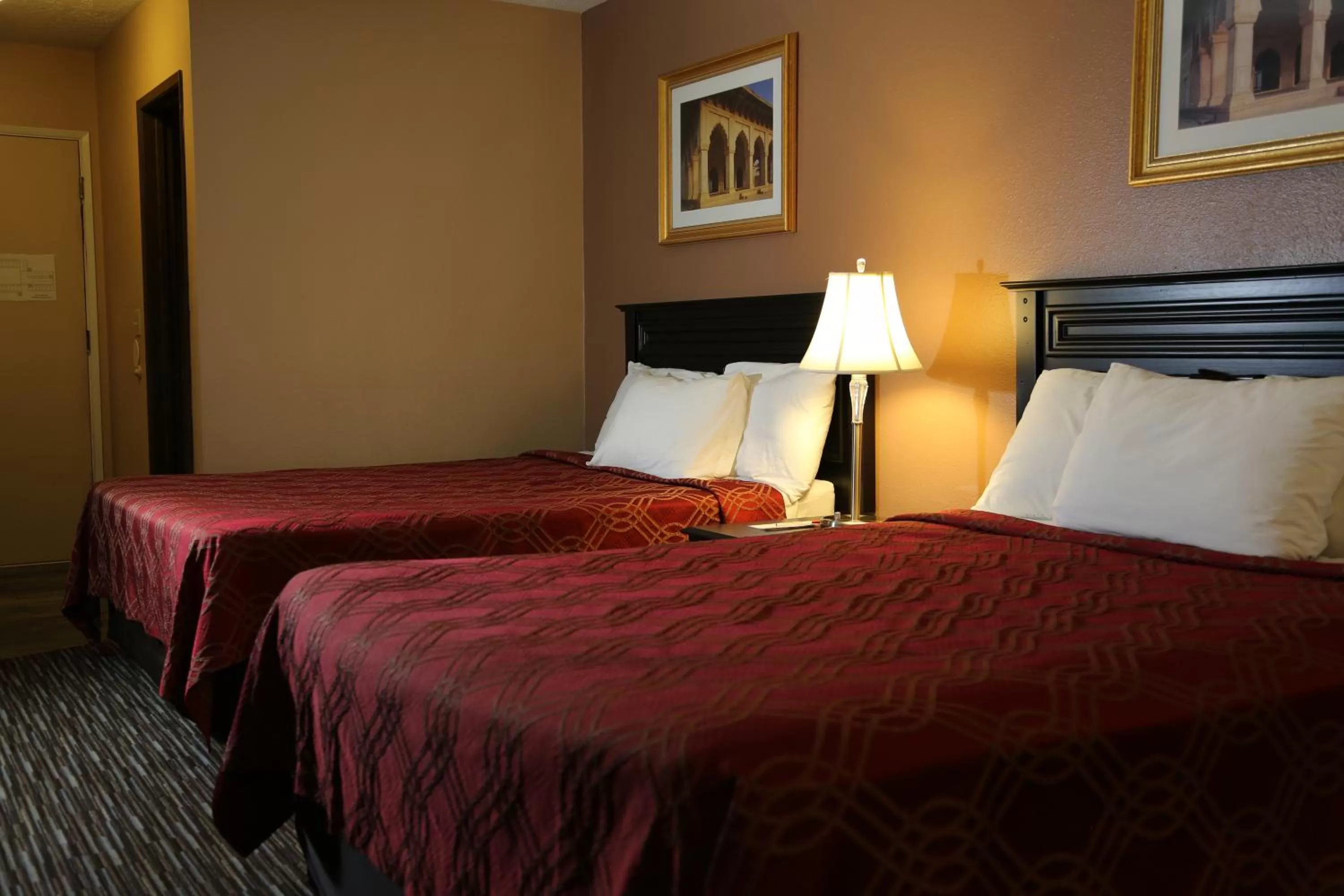 Bed in Americas Best Value Inn Kelso