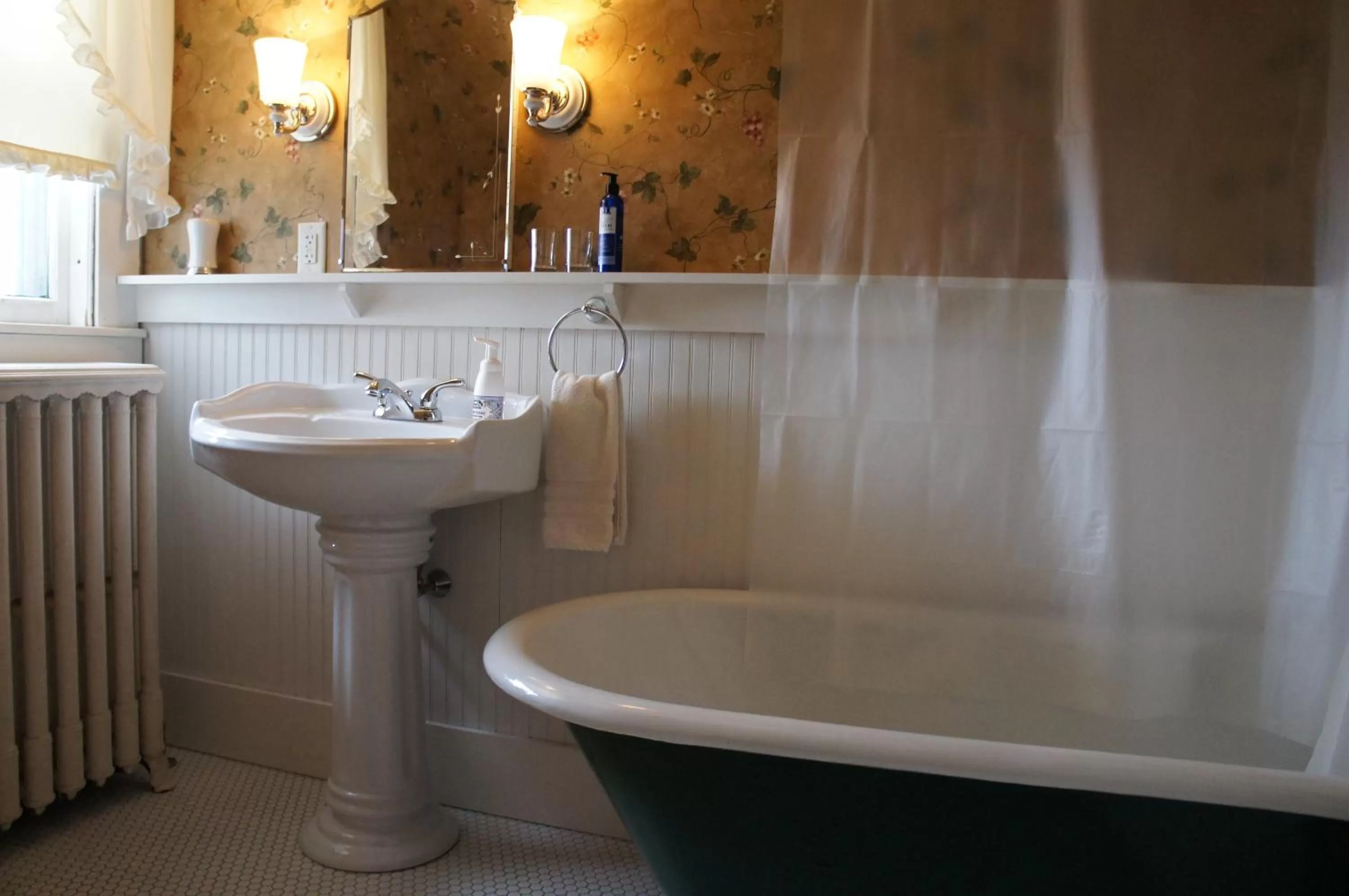 Bathroom in Maplecroft Bed & Breakfast