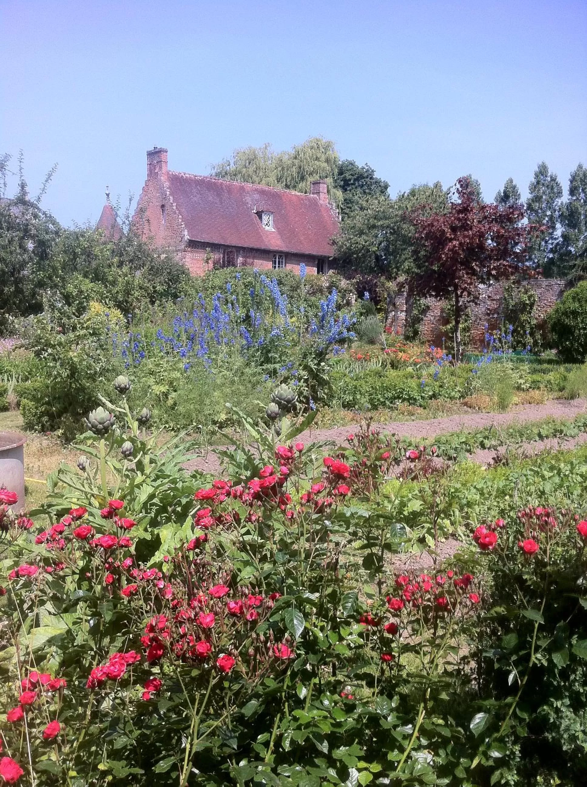 Garden in Auberge du Manoir d'Archelles