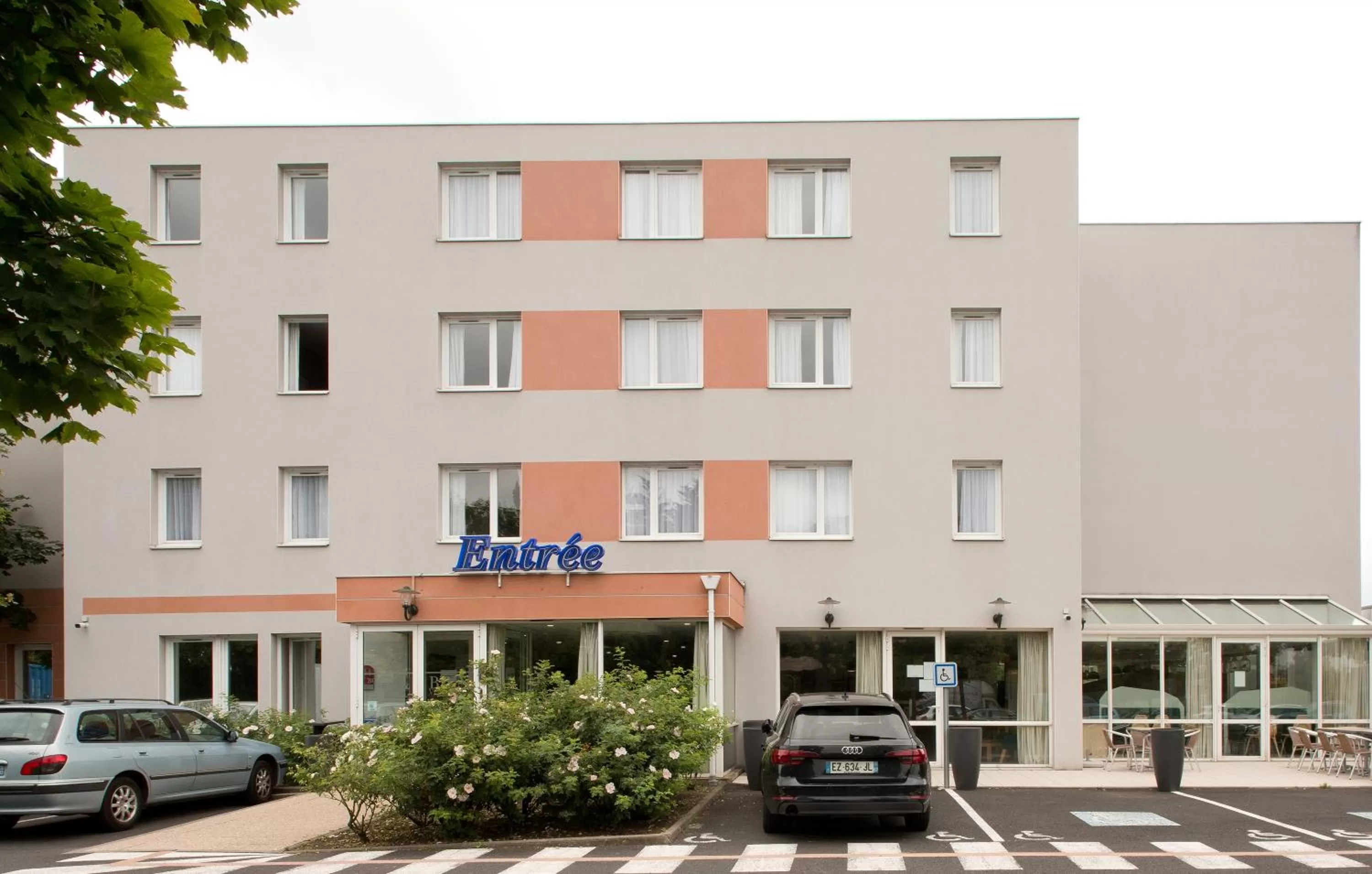 Property building in Kyriad Clermont-Ferrand-Sud - La Pardieu
