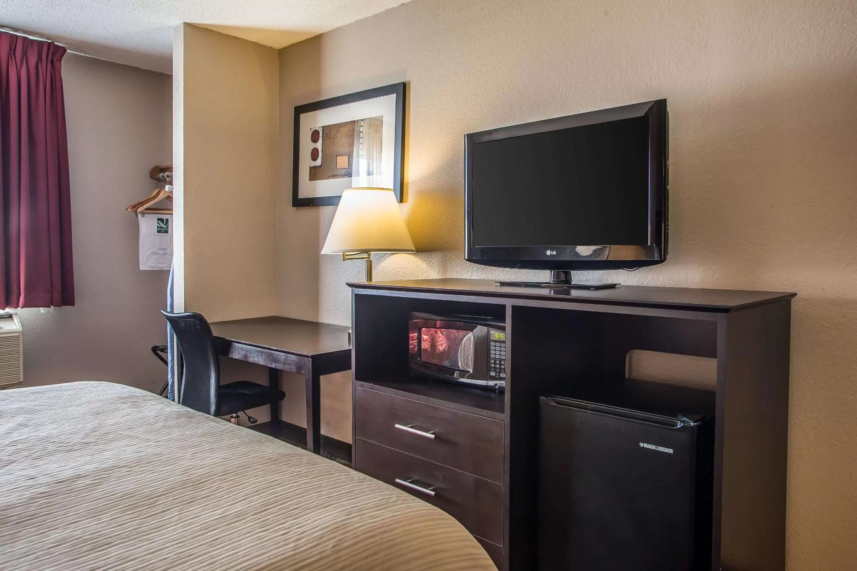 Photo of the whole room, Bed in Quality Inn & Suites West Bend