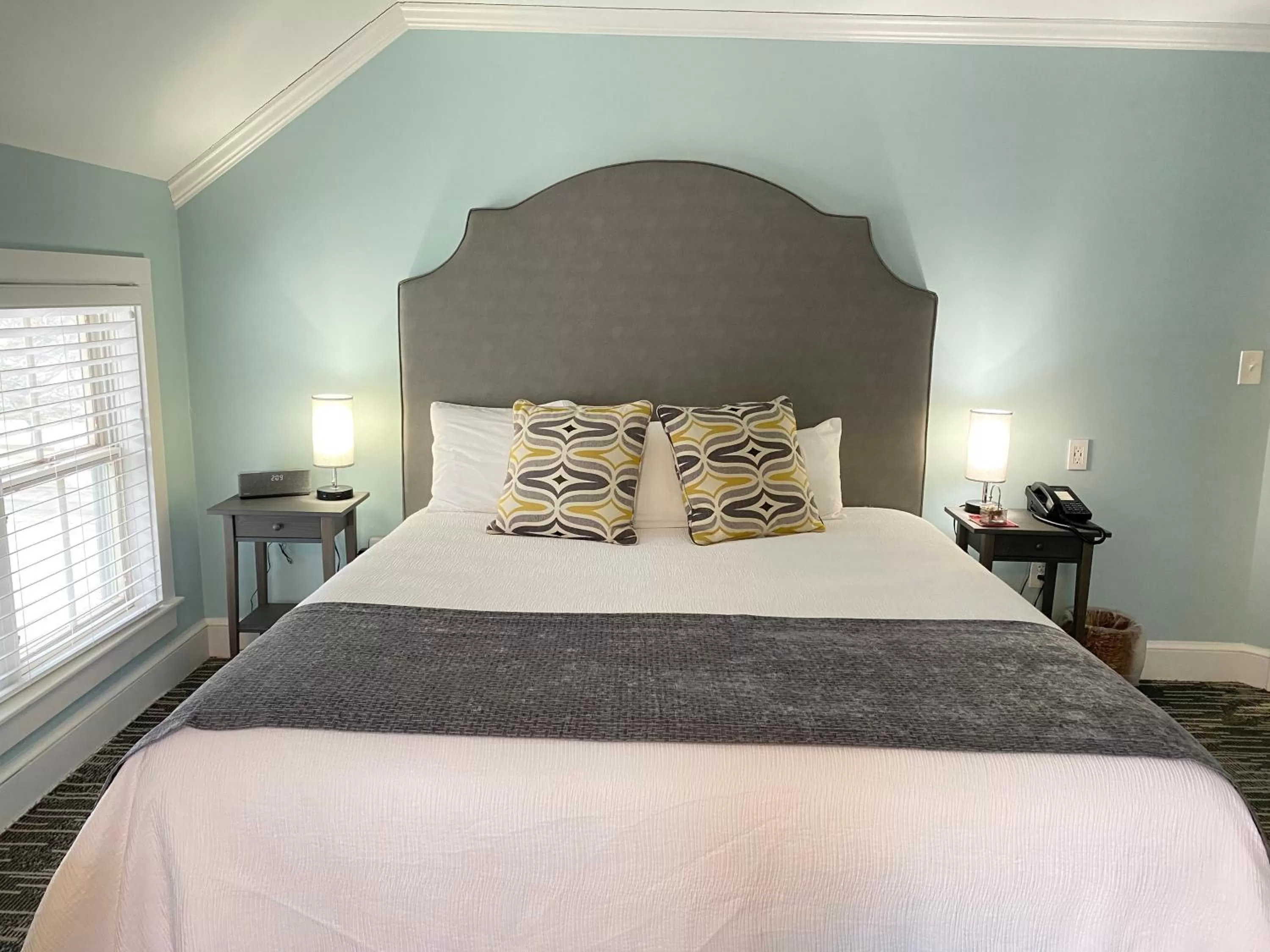 Bed in Harbor House Inn