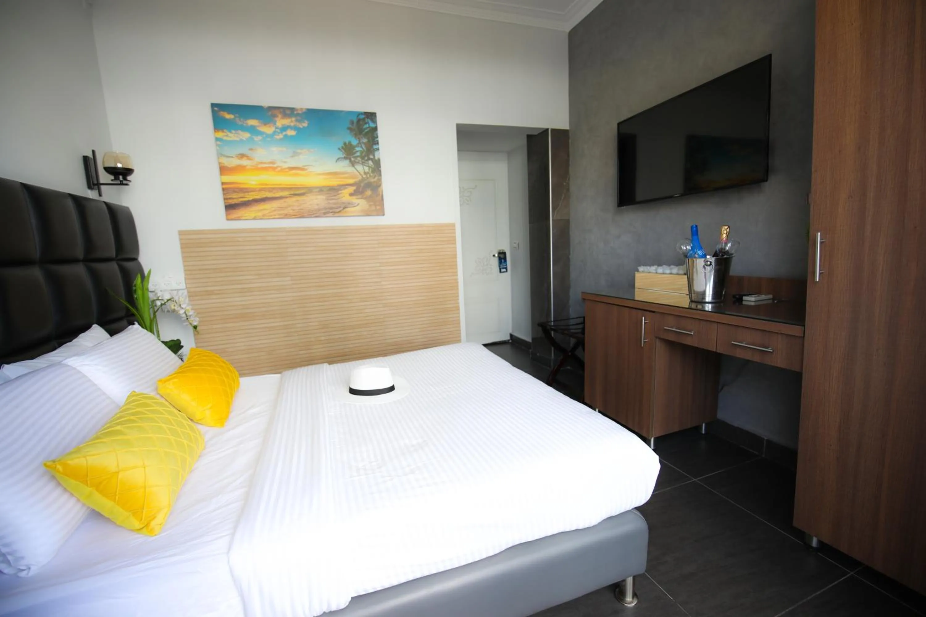 Bed in Miami Beach Hotel Tel Aviv