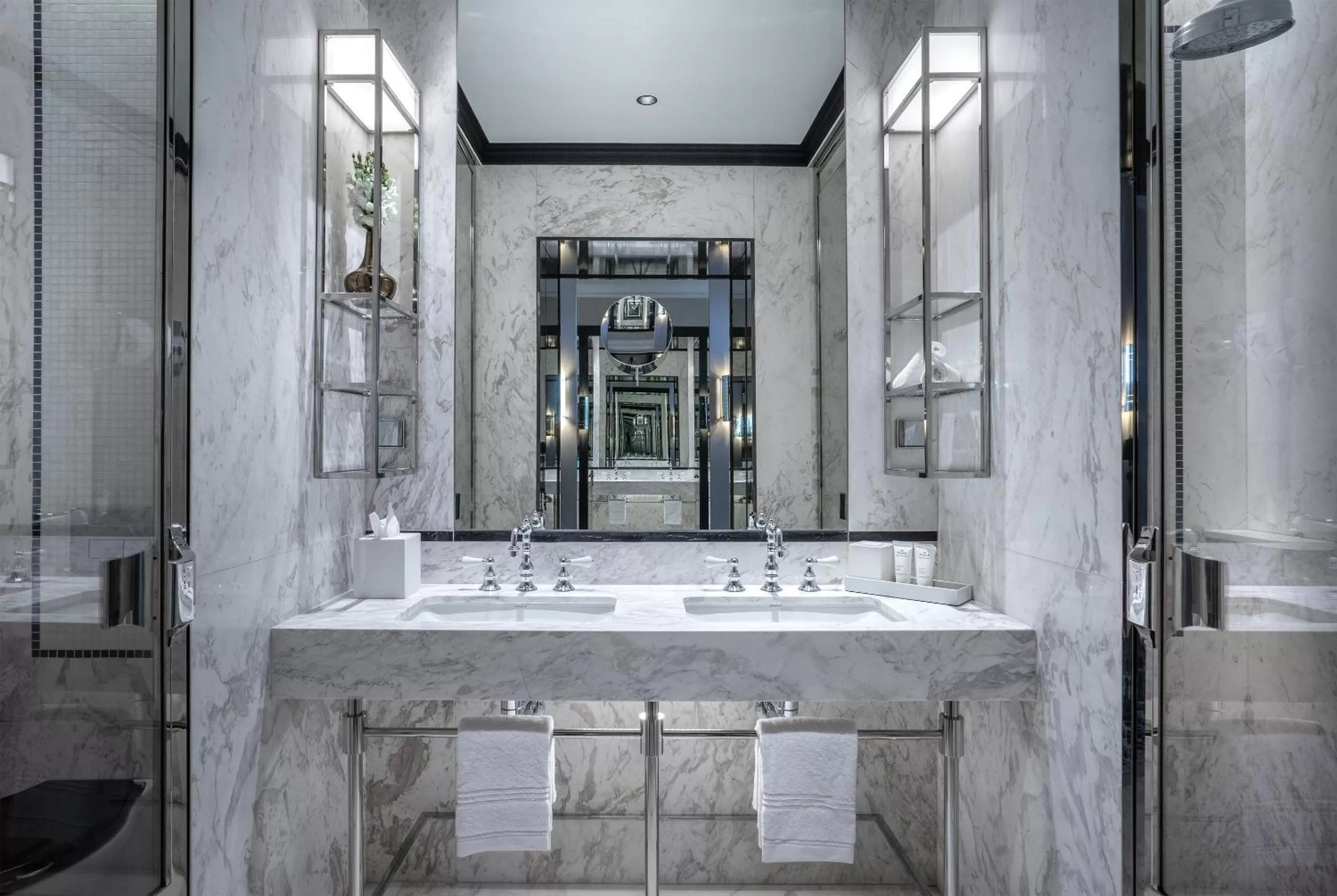 Bathroom in Maison Albar - Le Monumental Palace