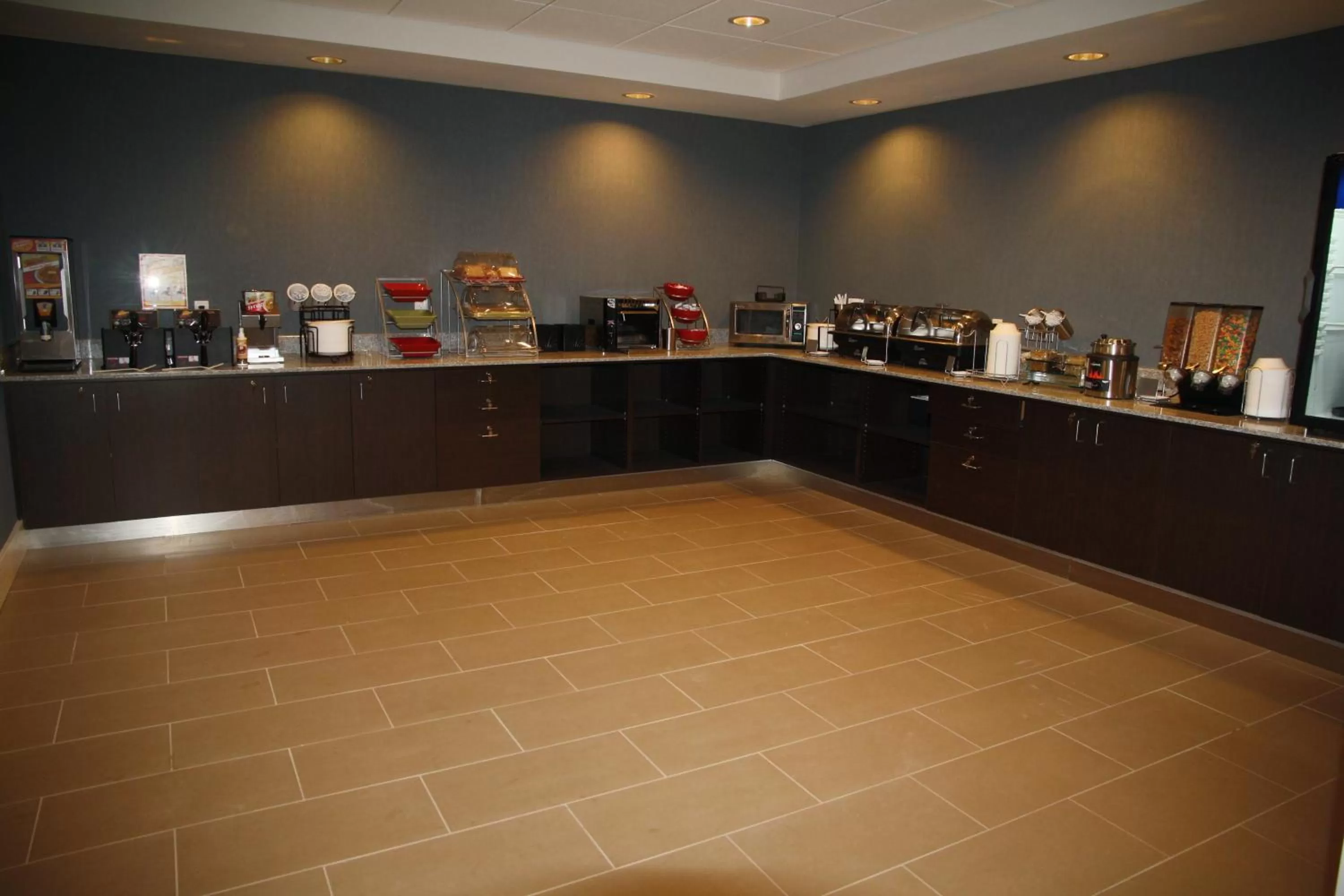 Dining area in Wingate by Wyndham Niagara Falls